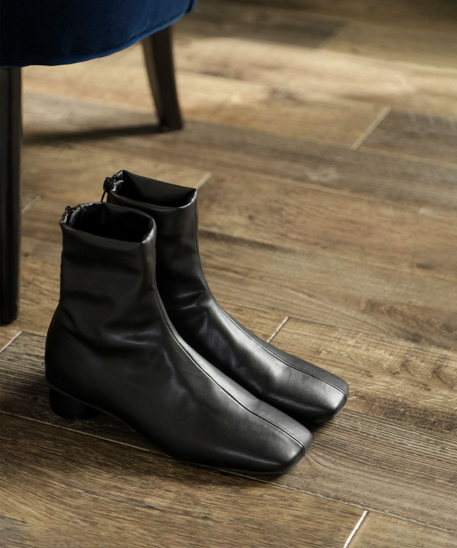 ローヒールスリムストレッチショートブーツ