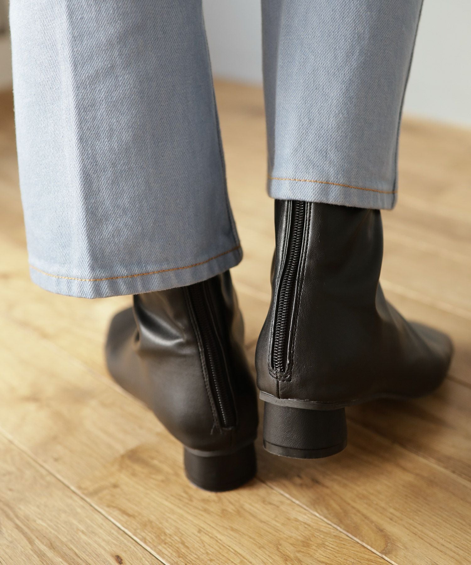 ローヒールスリムストレッチショートブーツ