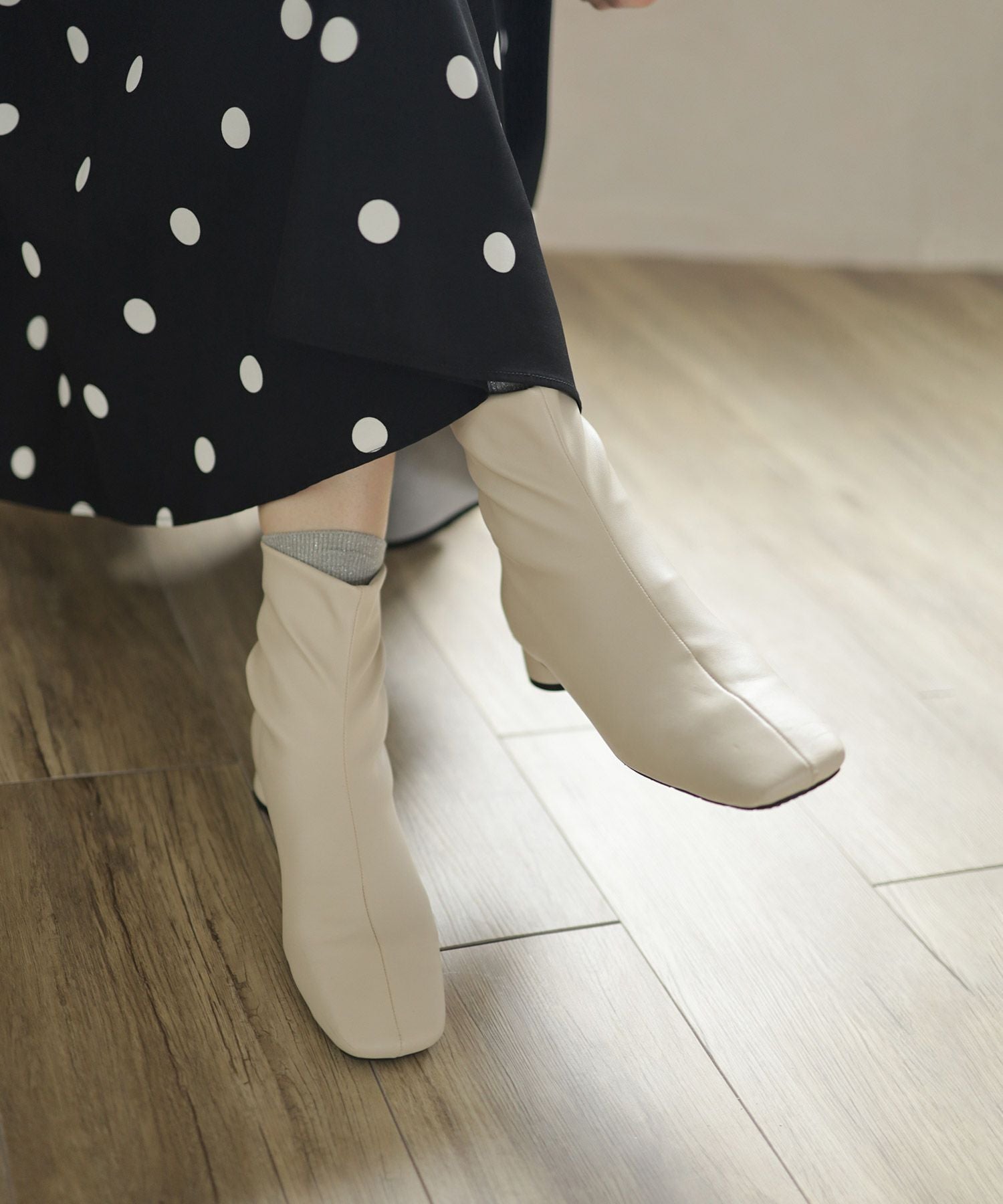 ローヒールスリムストレッチショートブーツ