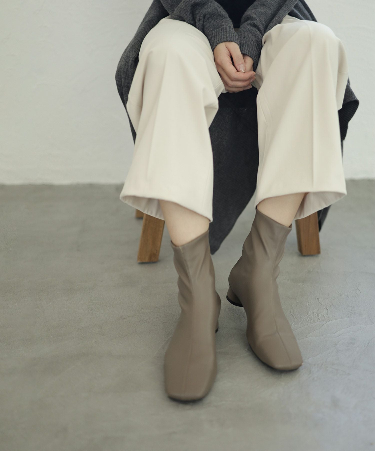 ローヒールスリムストレッチショートブーツ