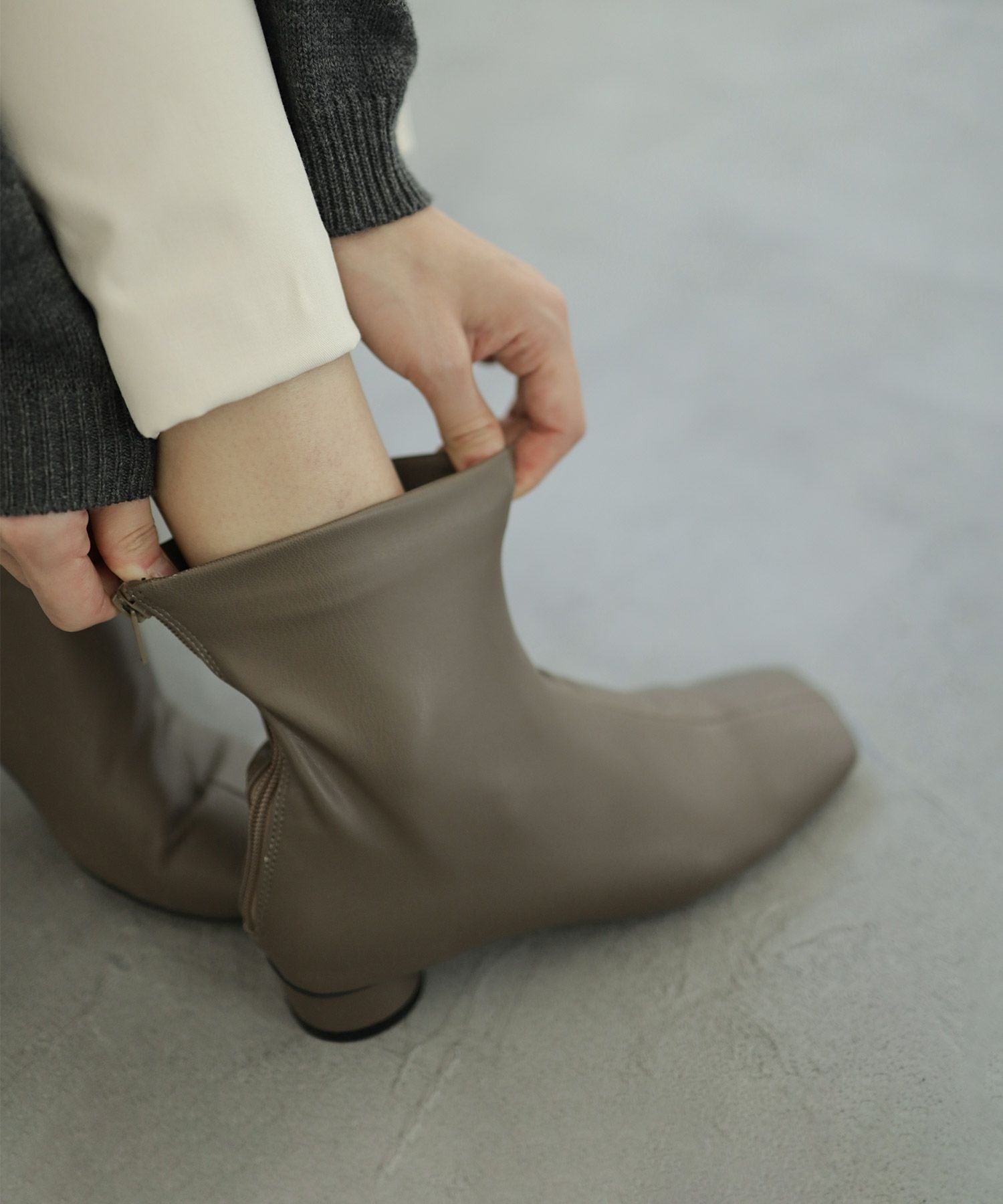 ローヒールスリムストレッチショートブーツ