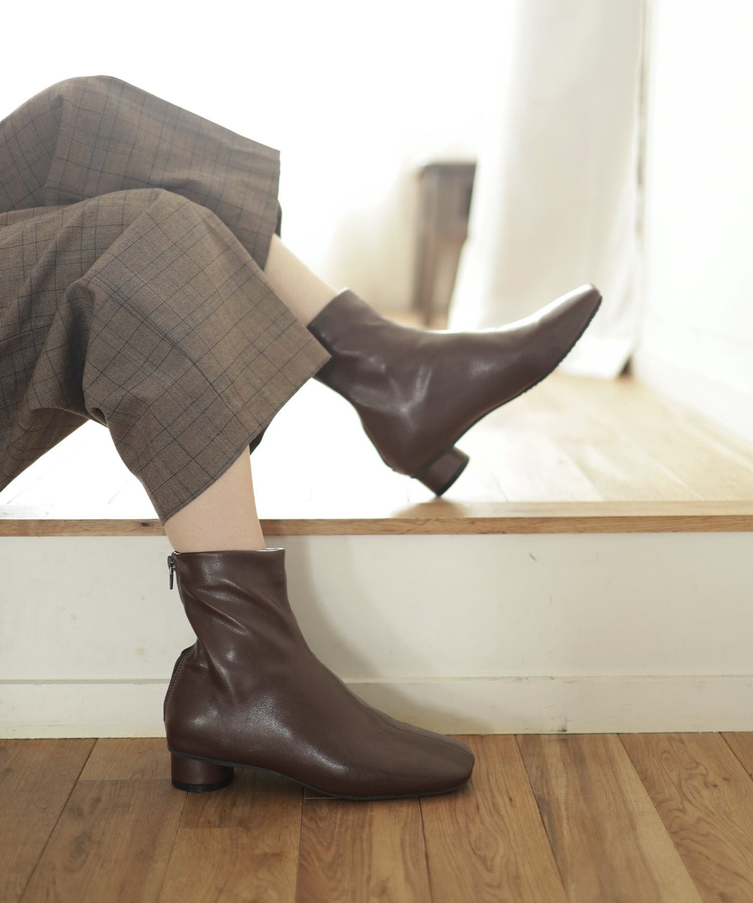 ローヒールスリムストレッチショートブーツ