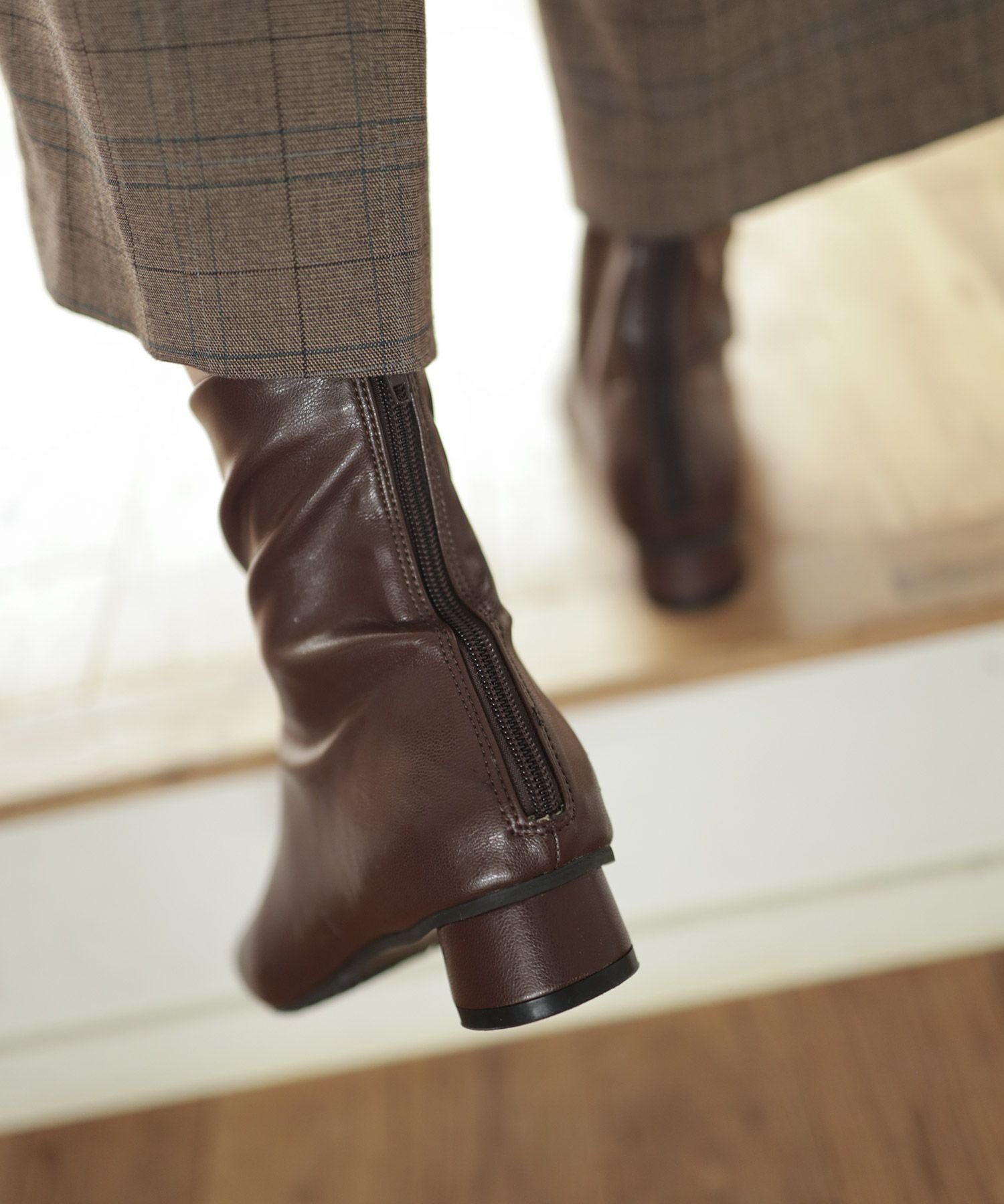 ローヒールスリムストレッチショートブーツ