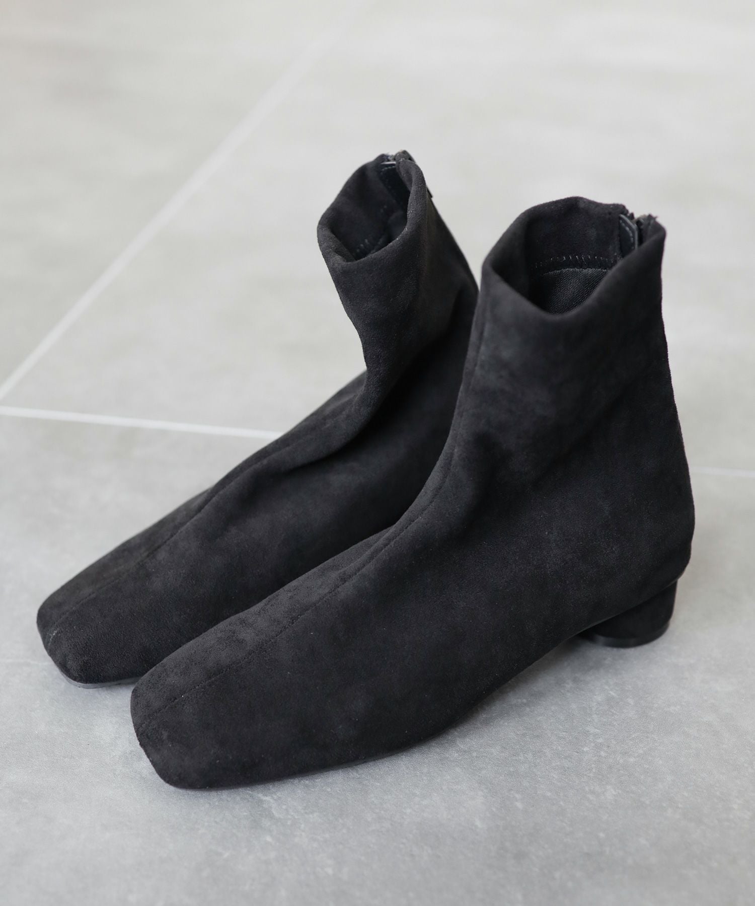 ローヒールスリムストレッチショートブーツ