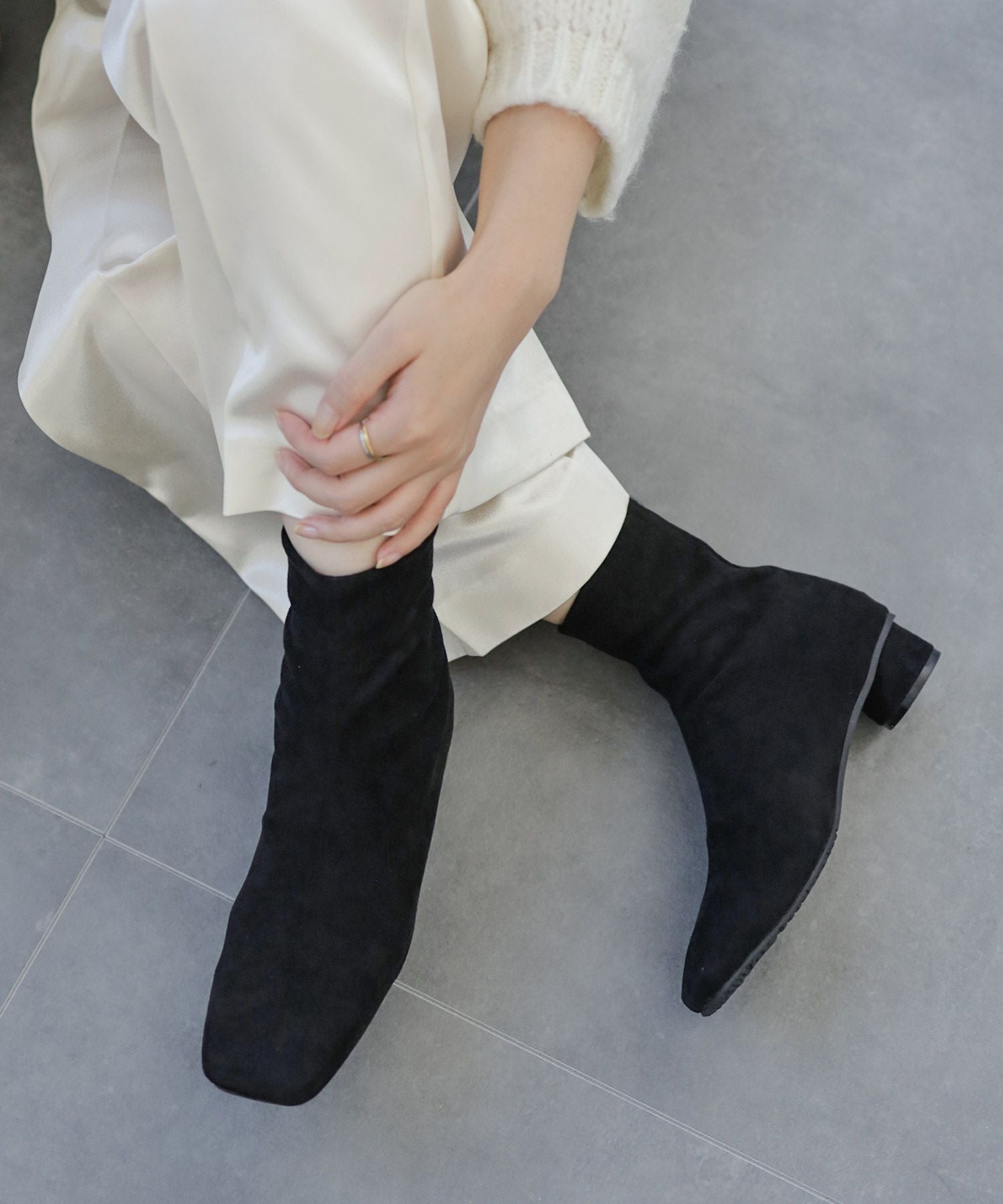 ローヒールスリムストレッチショートブーツ