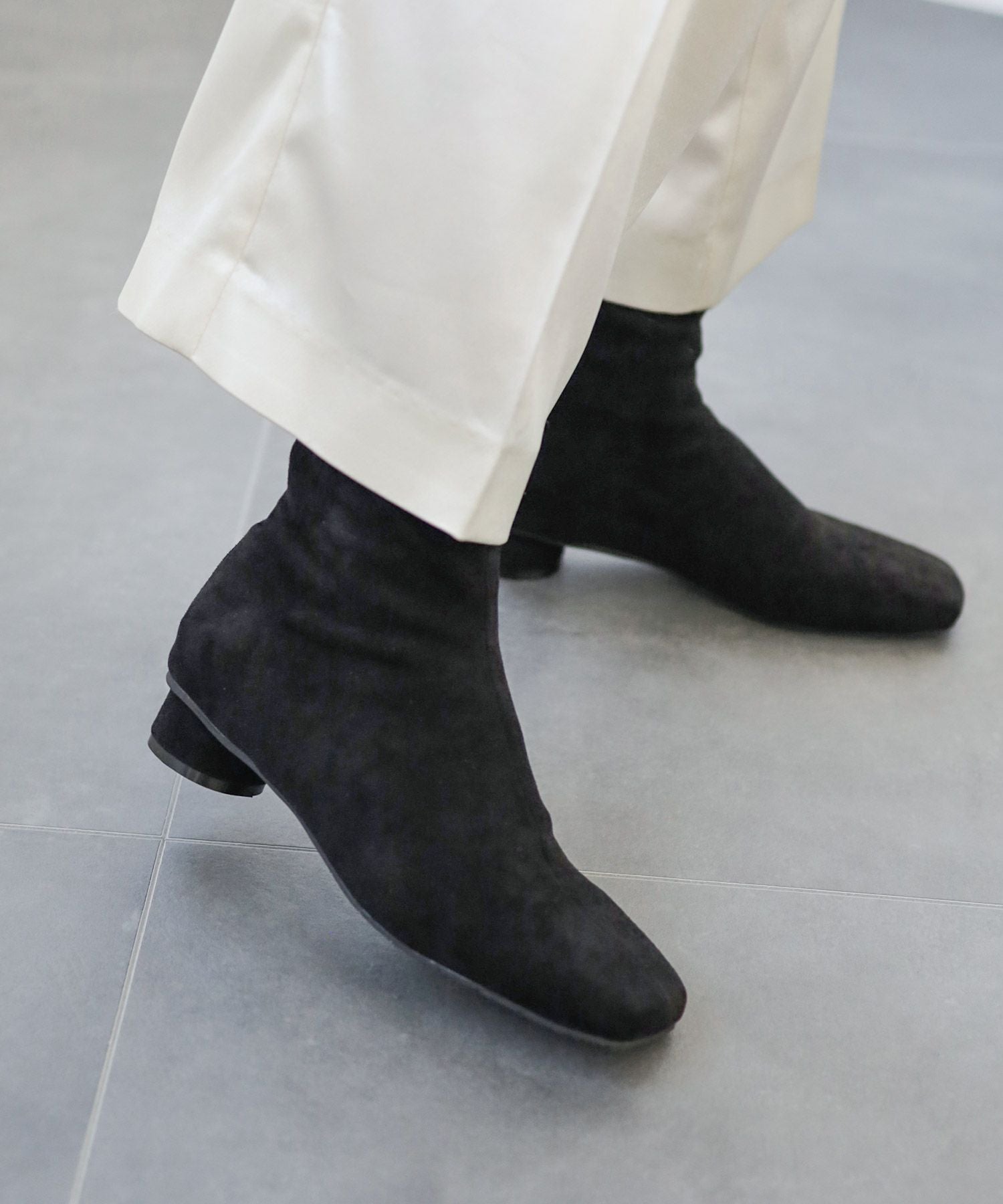 ローヒールスリムストレッチショートブーツ