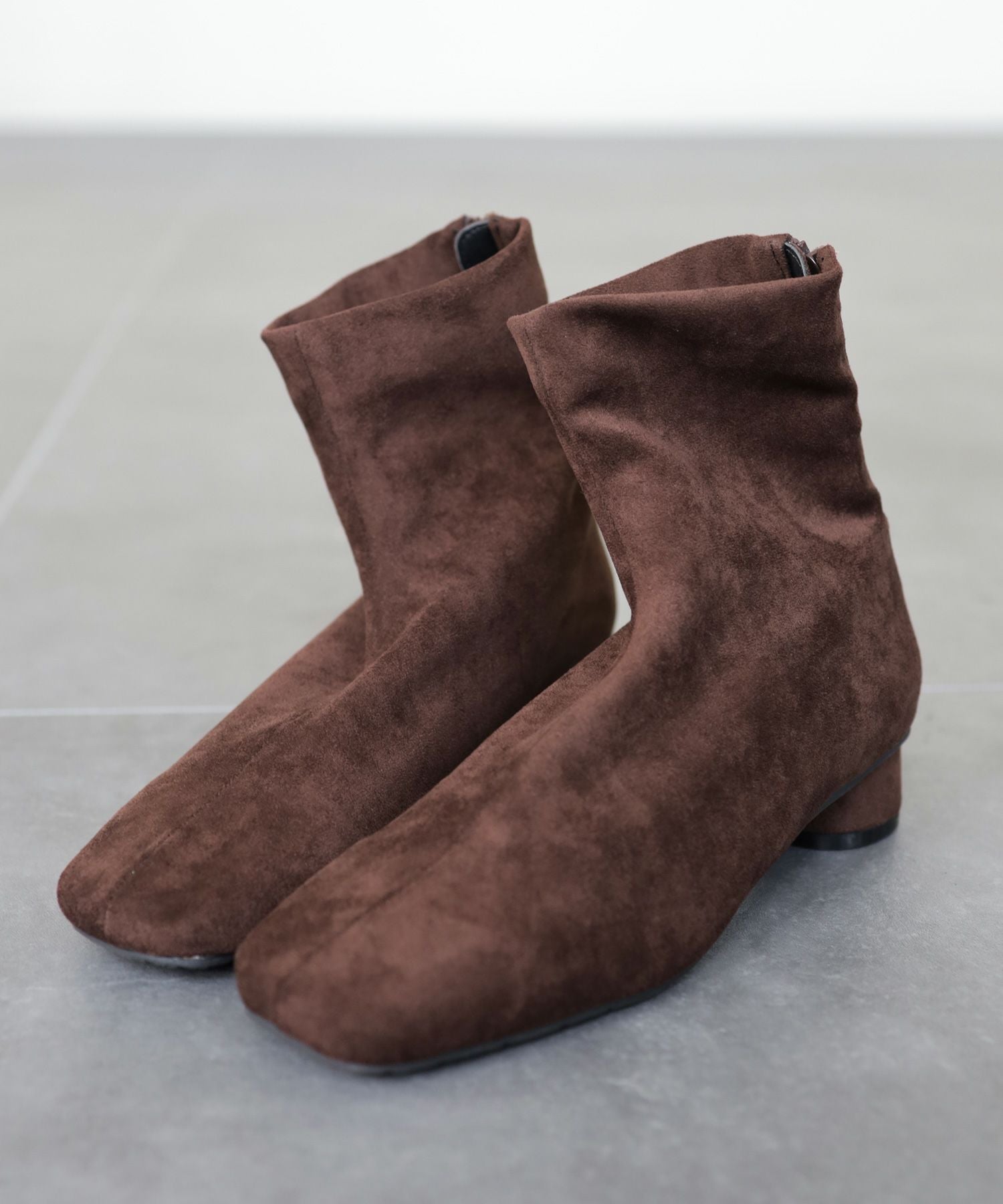 ローヒールスリムストレッチショートブーツ