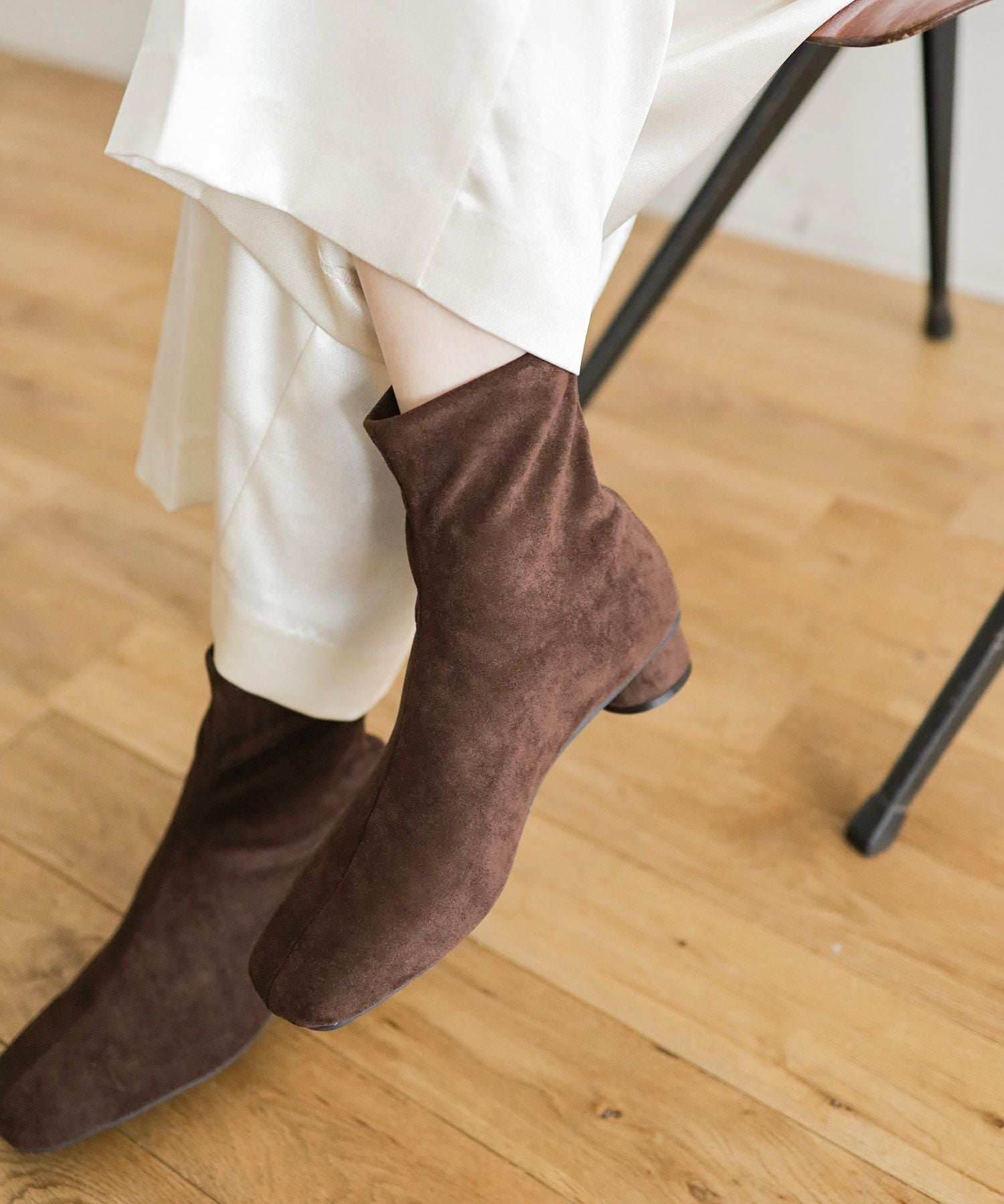 ローヒールスリムストレッチショートブーツ