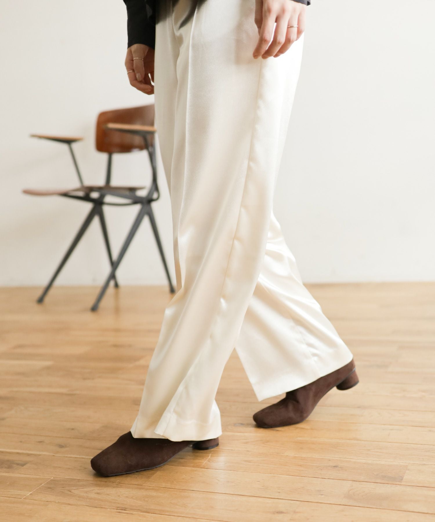 ローヒールスリムストレッチショートブーツ