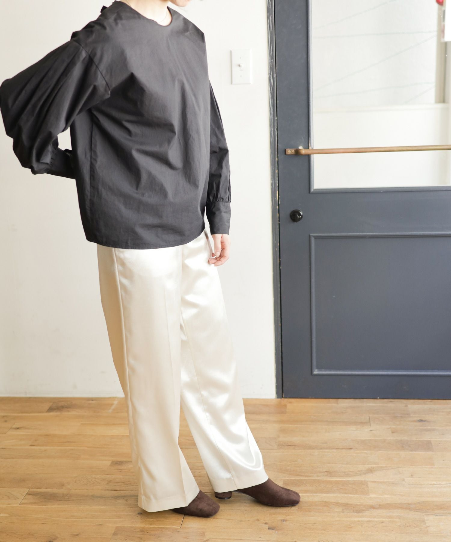 ローヒールスリムストレッチショートブーツ