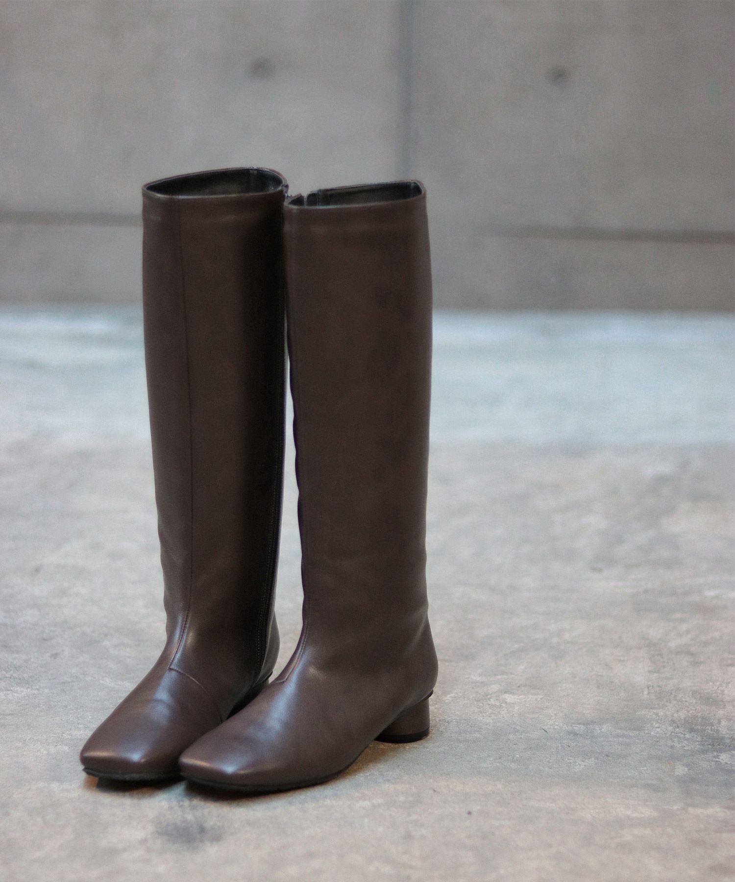 スクエアトゥのローヒールロングブーツ