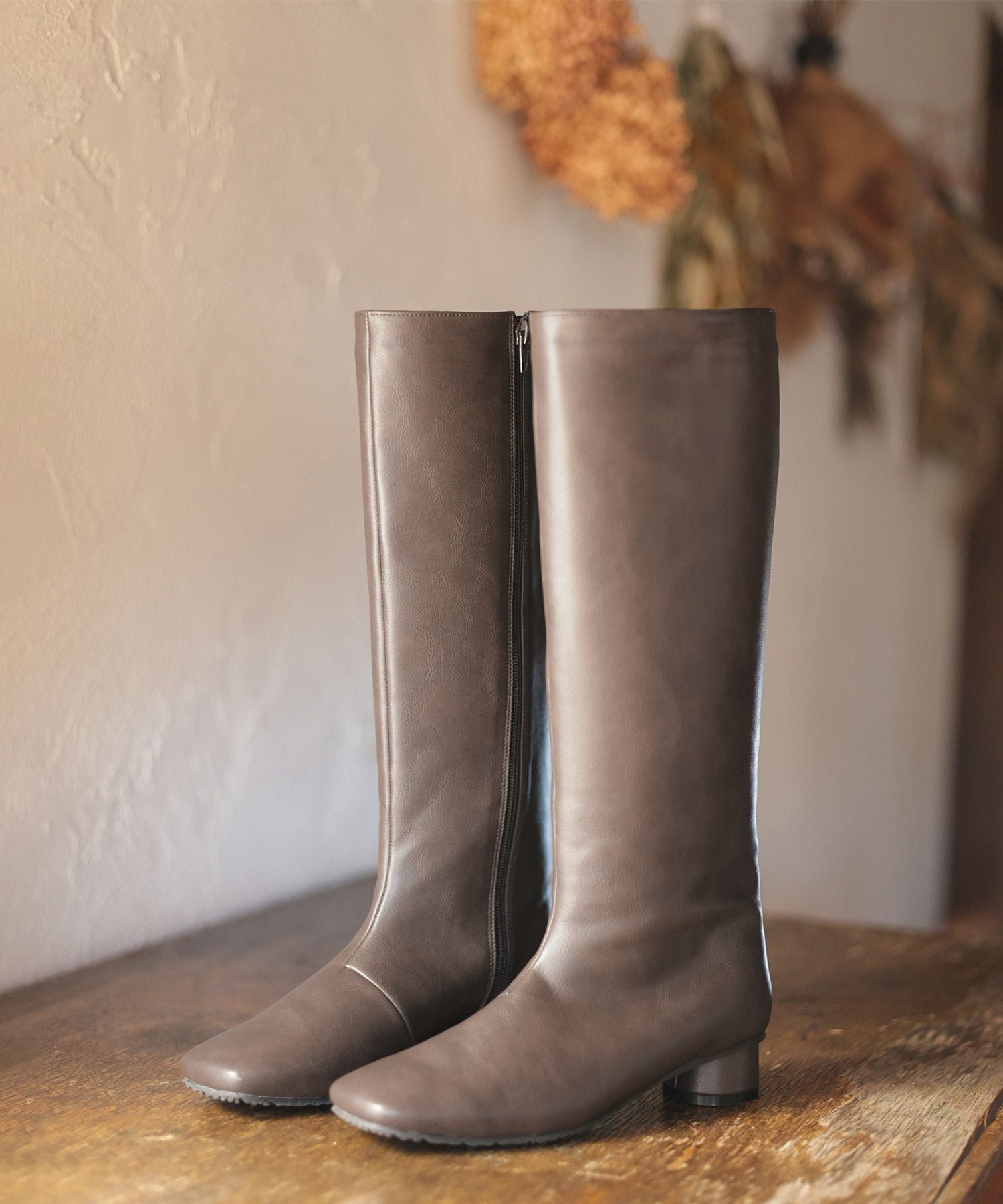 スクエアトゥのローヒールロングブーツ