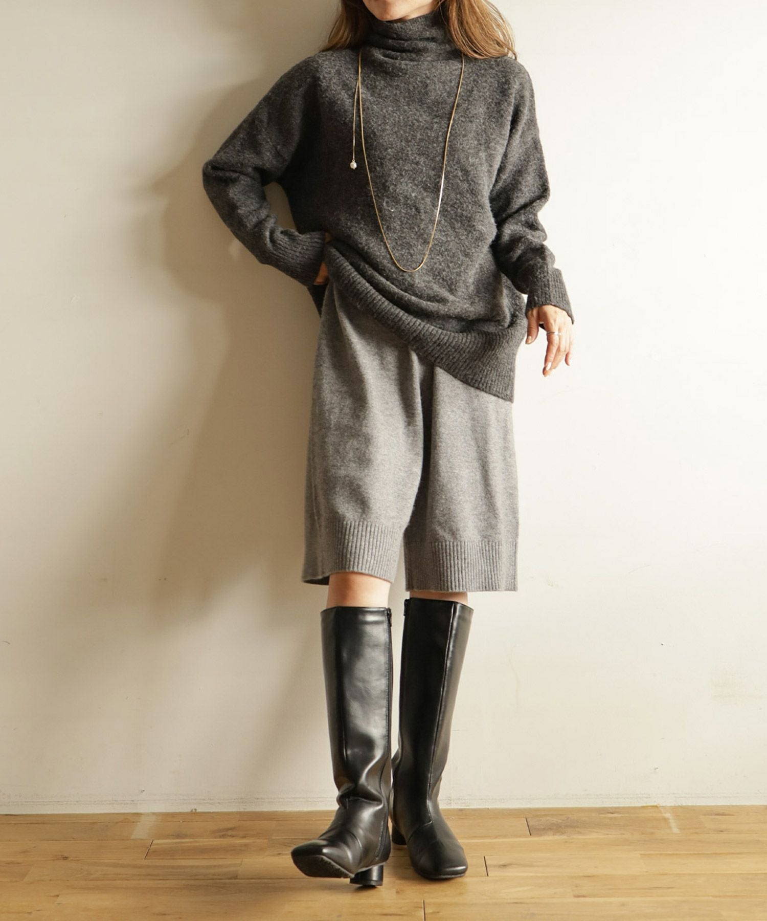 スクエアトゥのローヒールロングブーツ