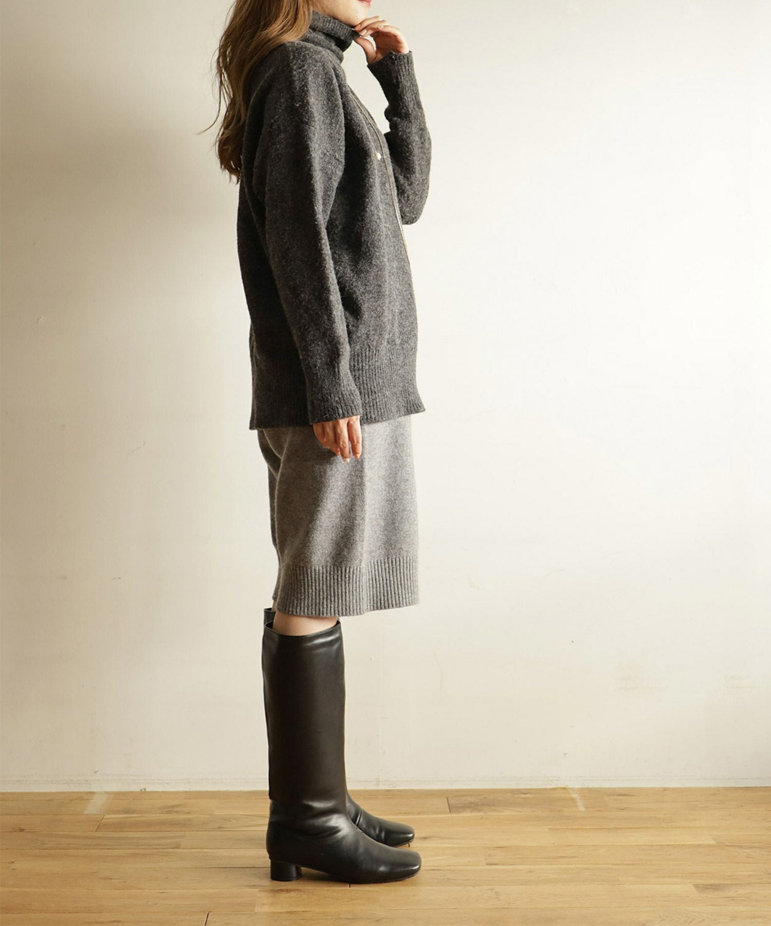 スクエアトゥのローヒールロングブーツ