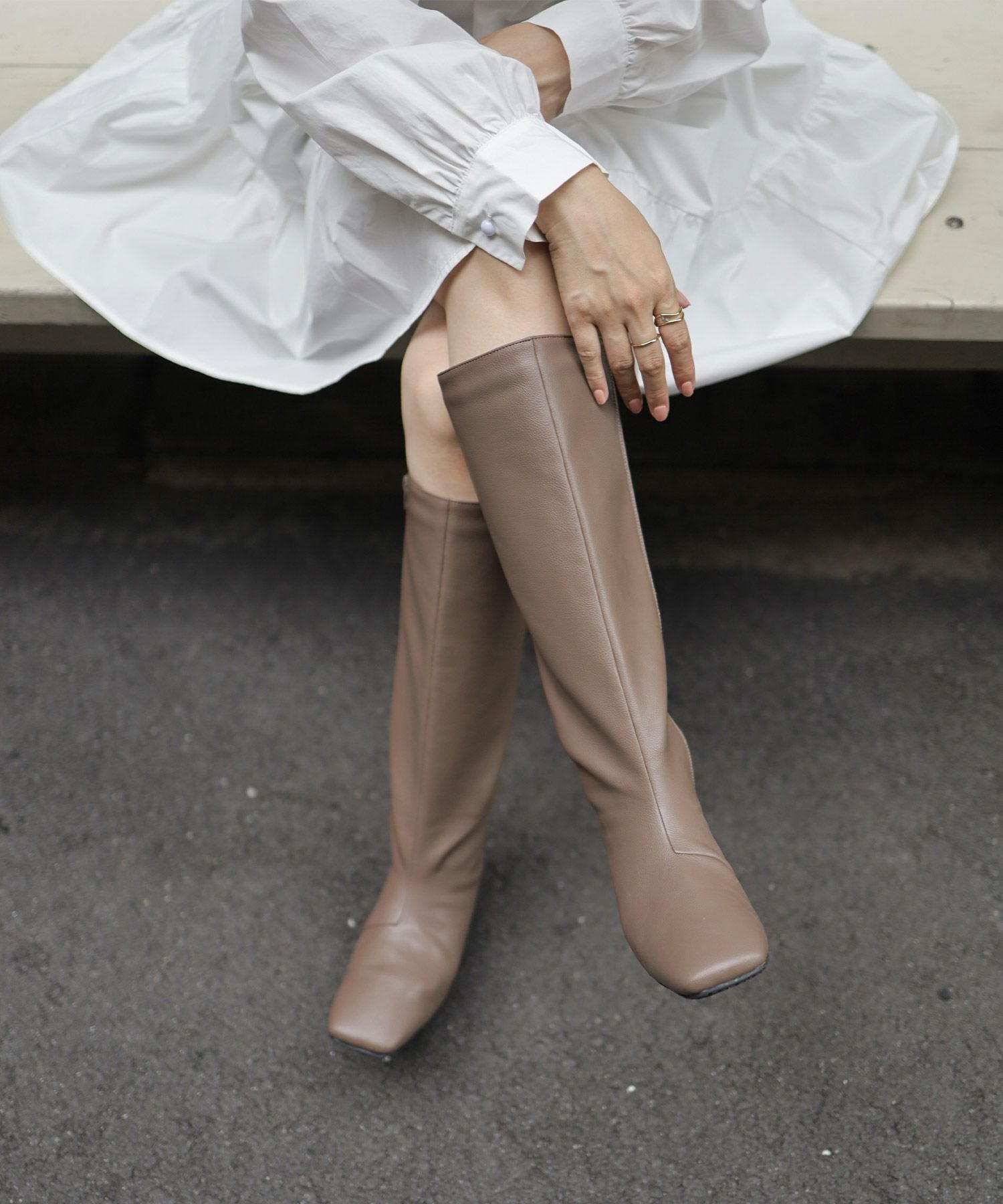 スクエアトゥのローヒールロングブーツ