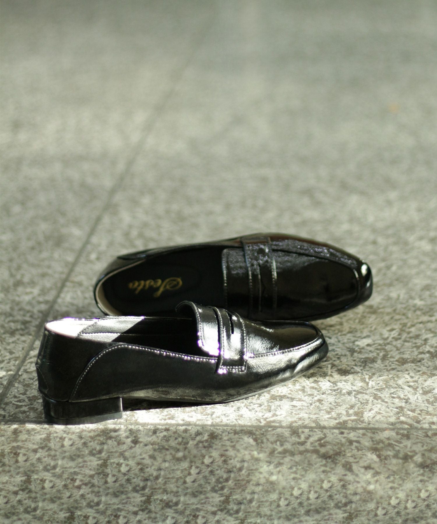 かかとが踏めるバブーシュタイプのスクエアトゥコインローファー