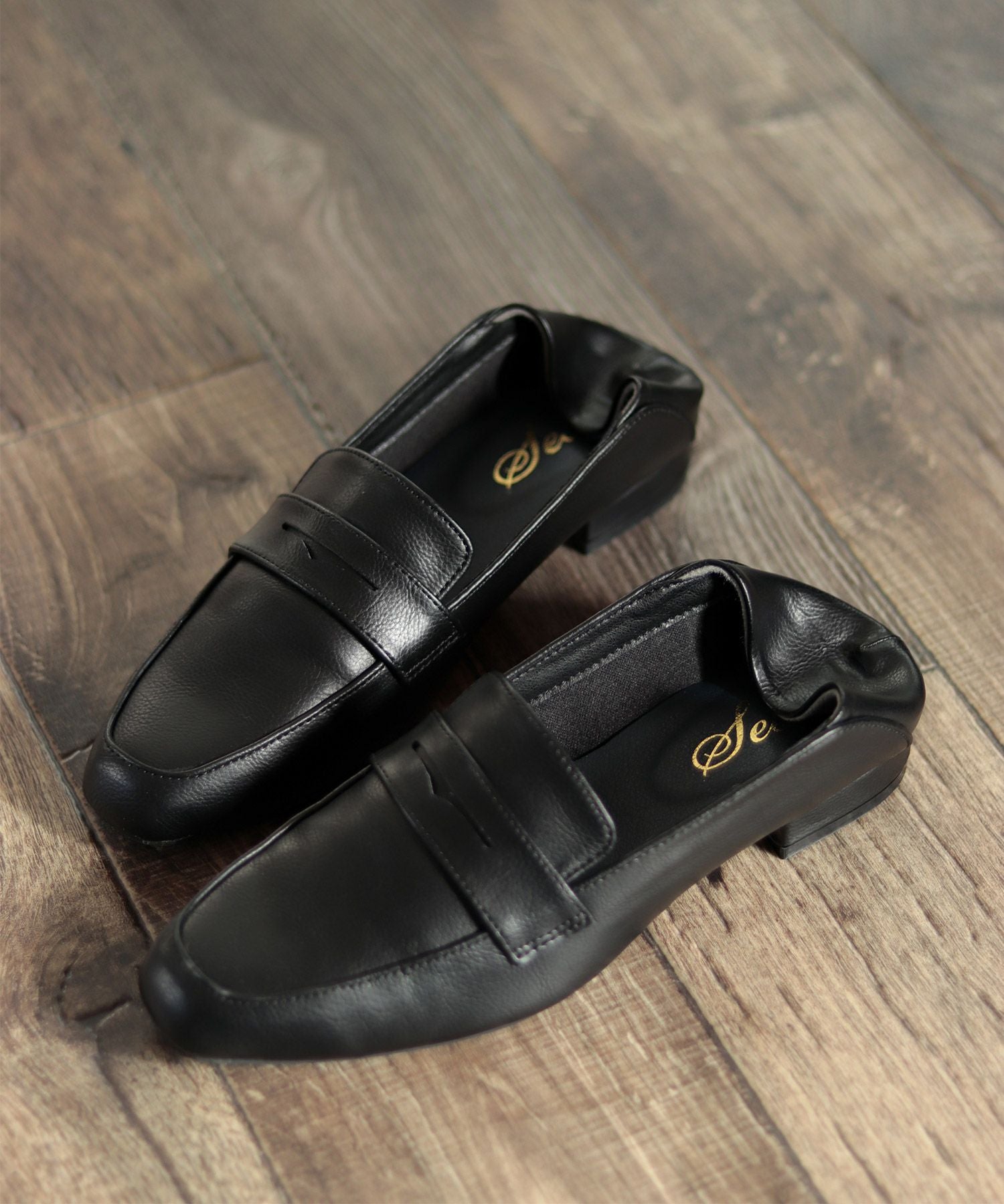 かかとが踏めるバブーシュタイプのスクエアトゥコインローファー