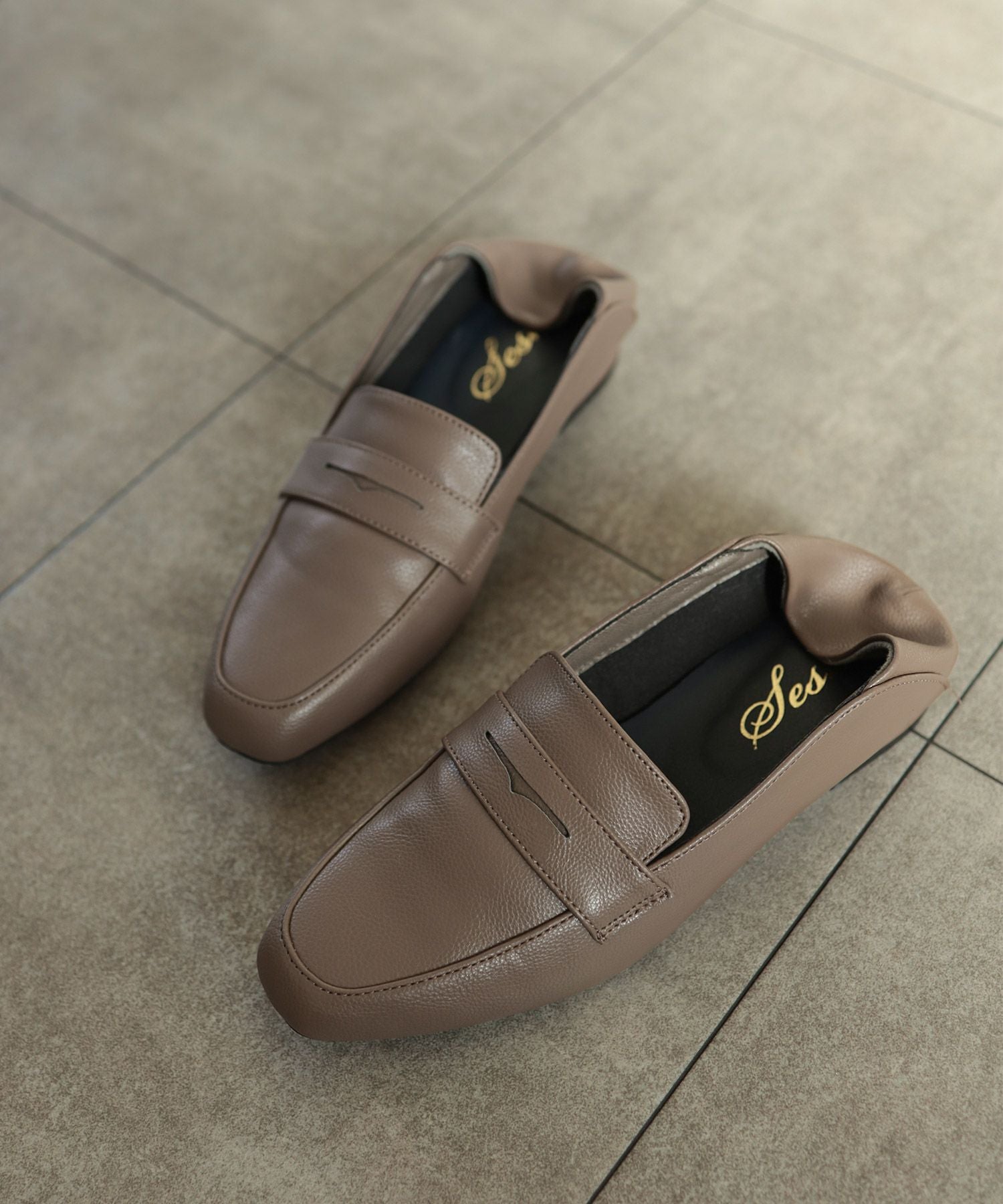 かかとが踏めるバブーシュタイプのスクエアトゥコインローファー