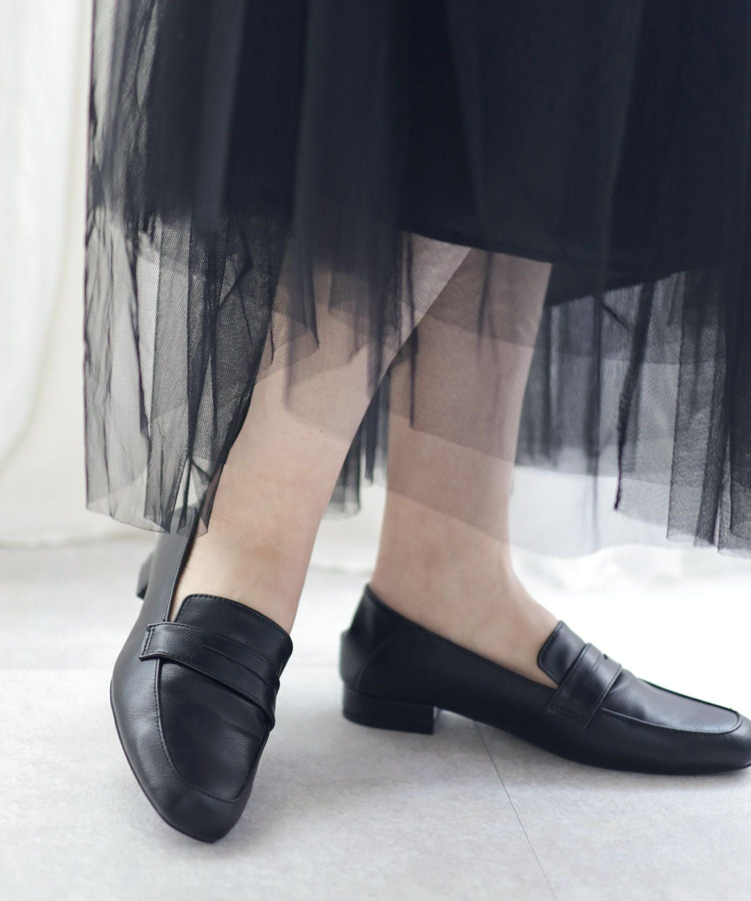 かかとが踏めるバブーシュタイプのスクエアトゥコインローファー