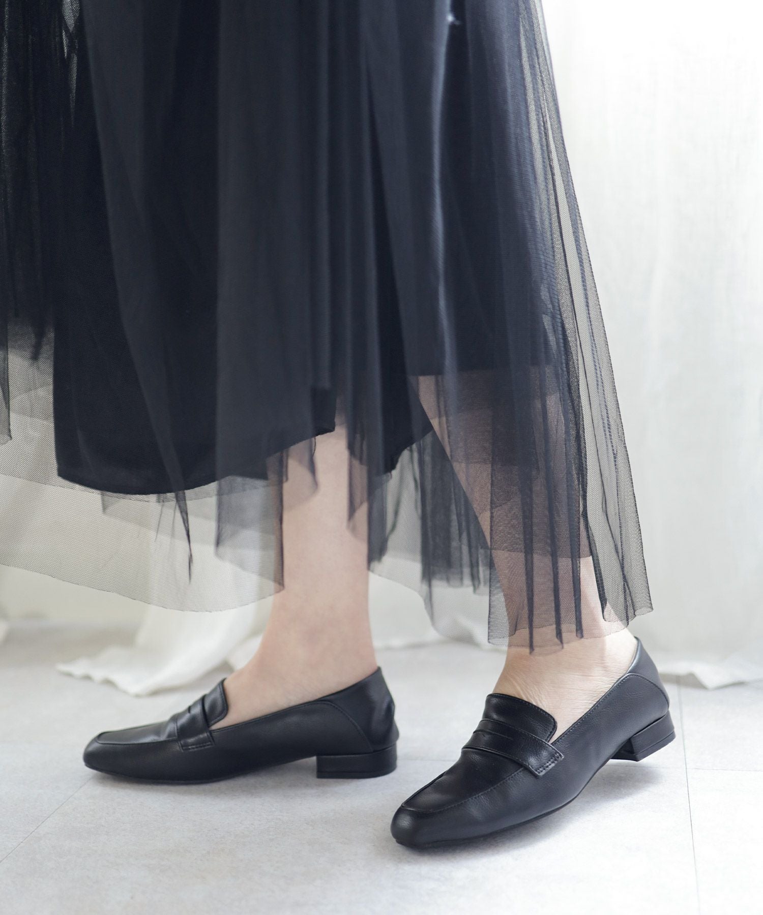 かかとが踏めるバブーシュタイプのスクエアトゥコインローファー