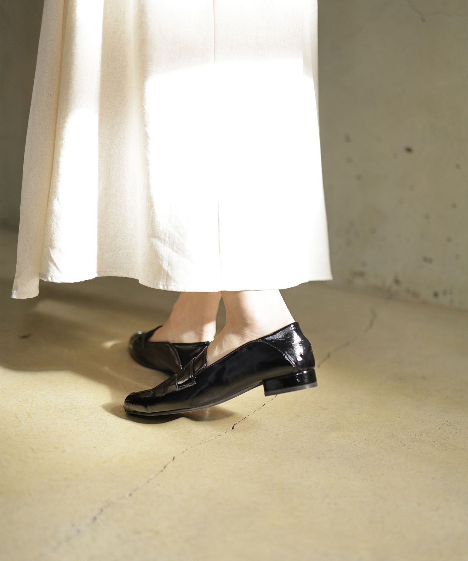 かかとが踏めるバブーシュタイプのスクエアトゥコインローファー