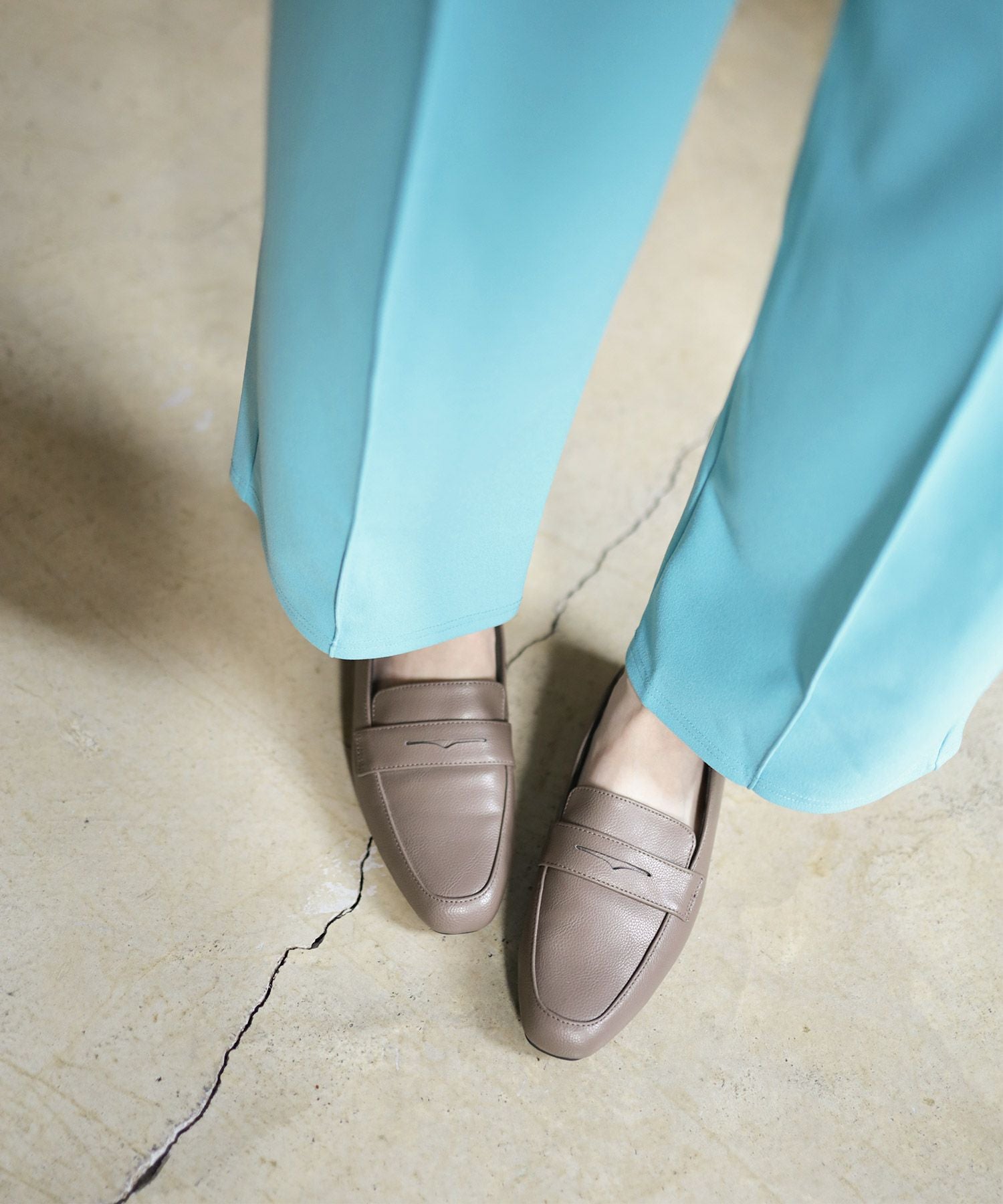 かかとが踏めるバブーシュタイプのスクエアトゥコインローファー