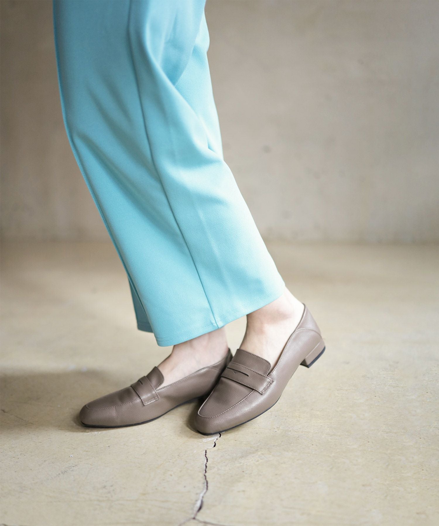 かかとが踏めるバブーシュタイプのスクエアトゥコインローファー