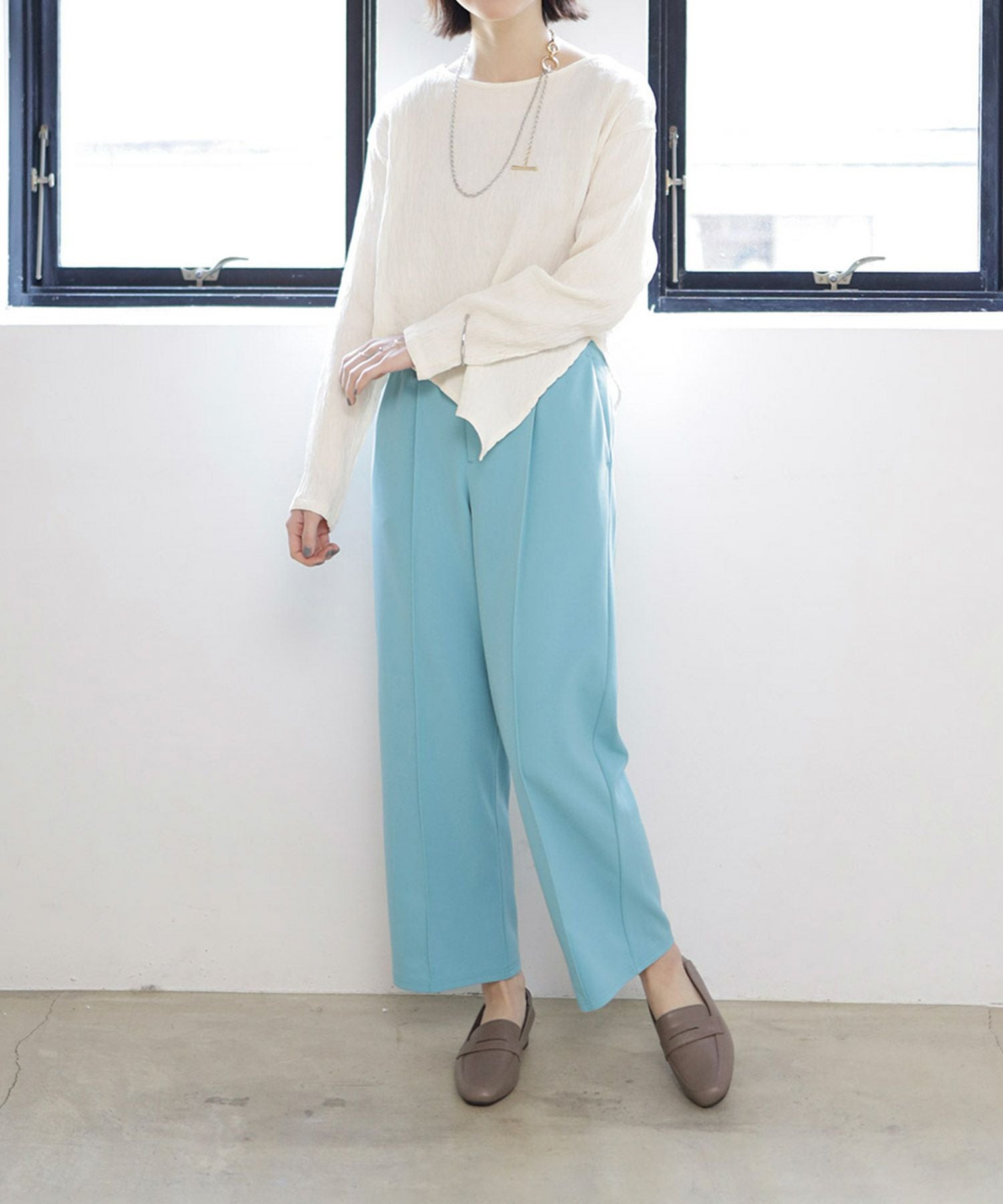 かかとが踏めるバブーシュタイプのスクエアトゥコインローファー