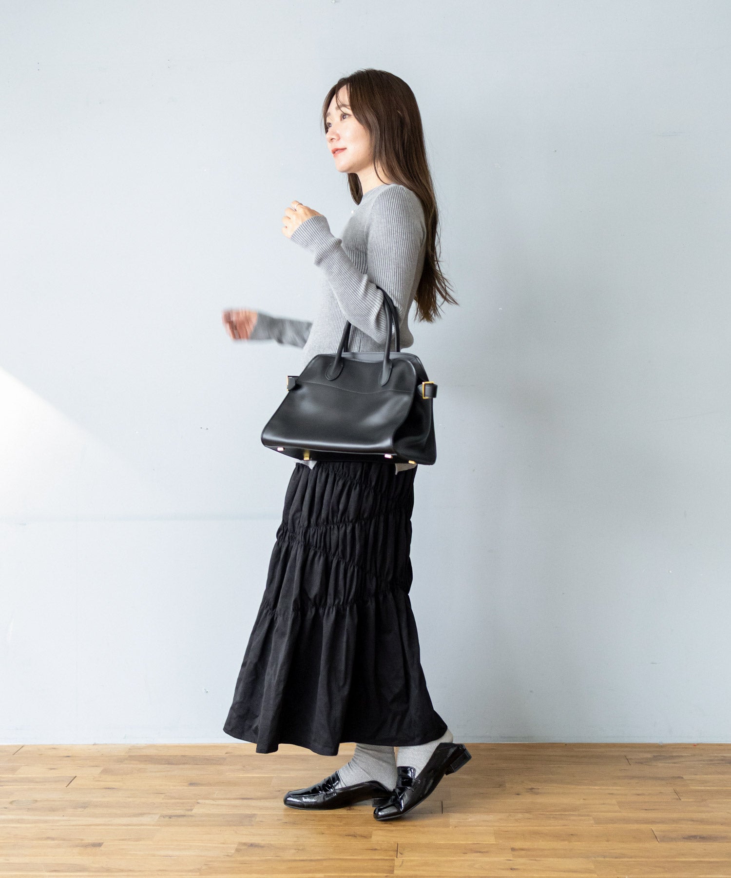 かかとが踏めるバブーシュタイプのスクエアトゥコインローファー 一部10月上旬入荷予定