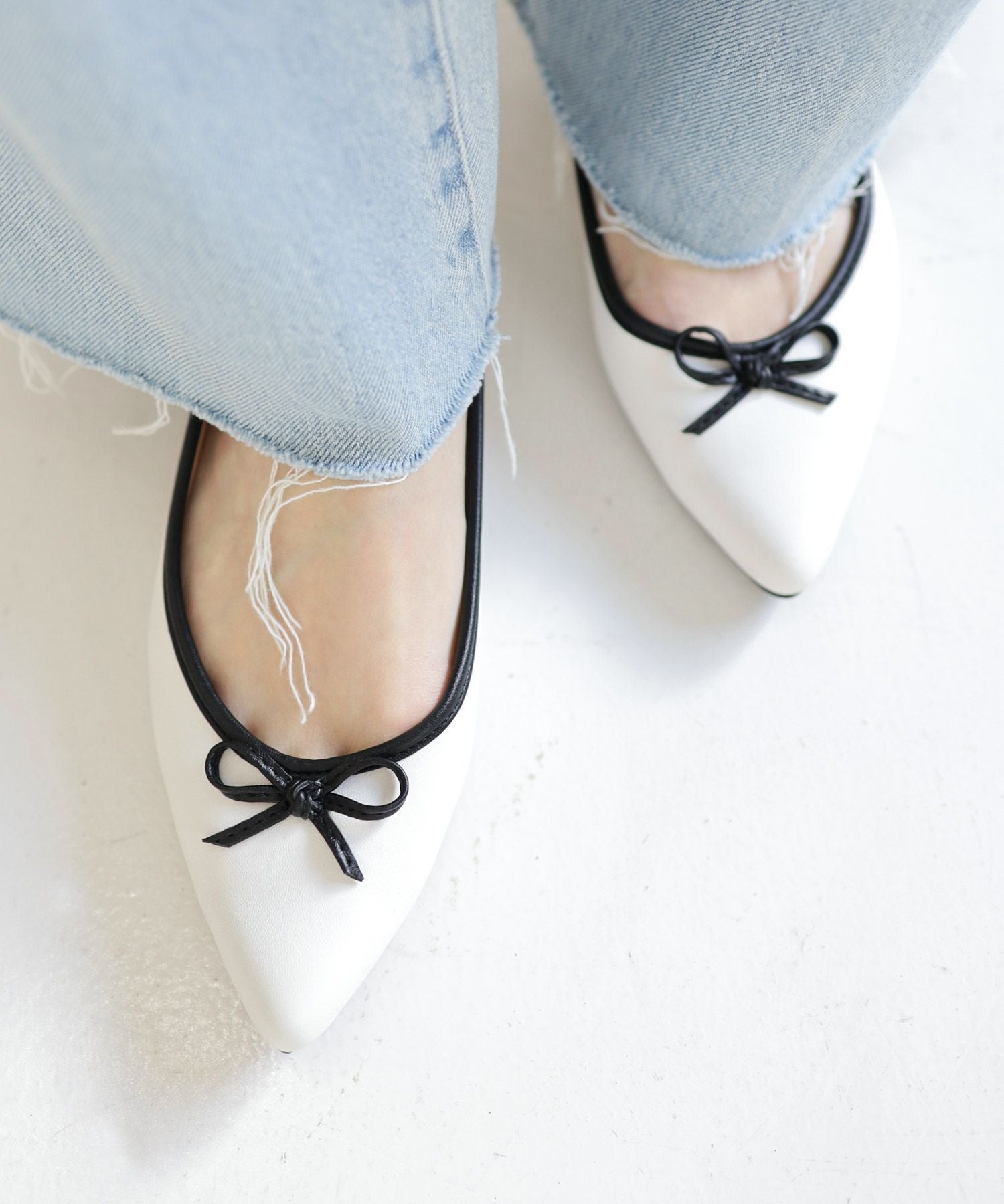 ポインテッドトゥのリボン付きローヒールレインパンプス/レインシューズ