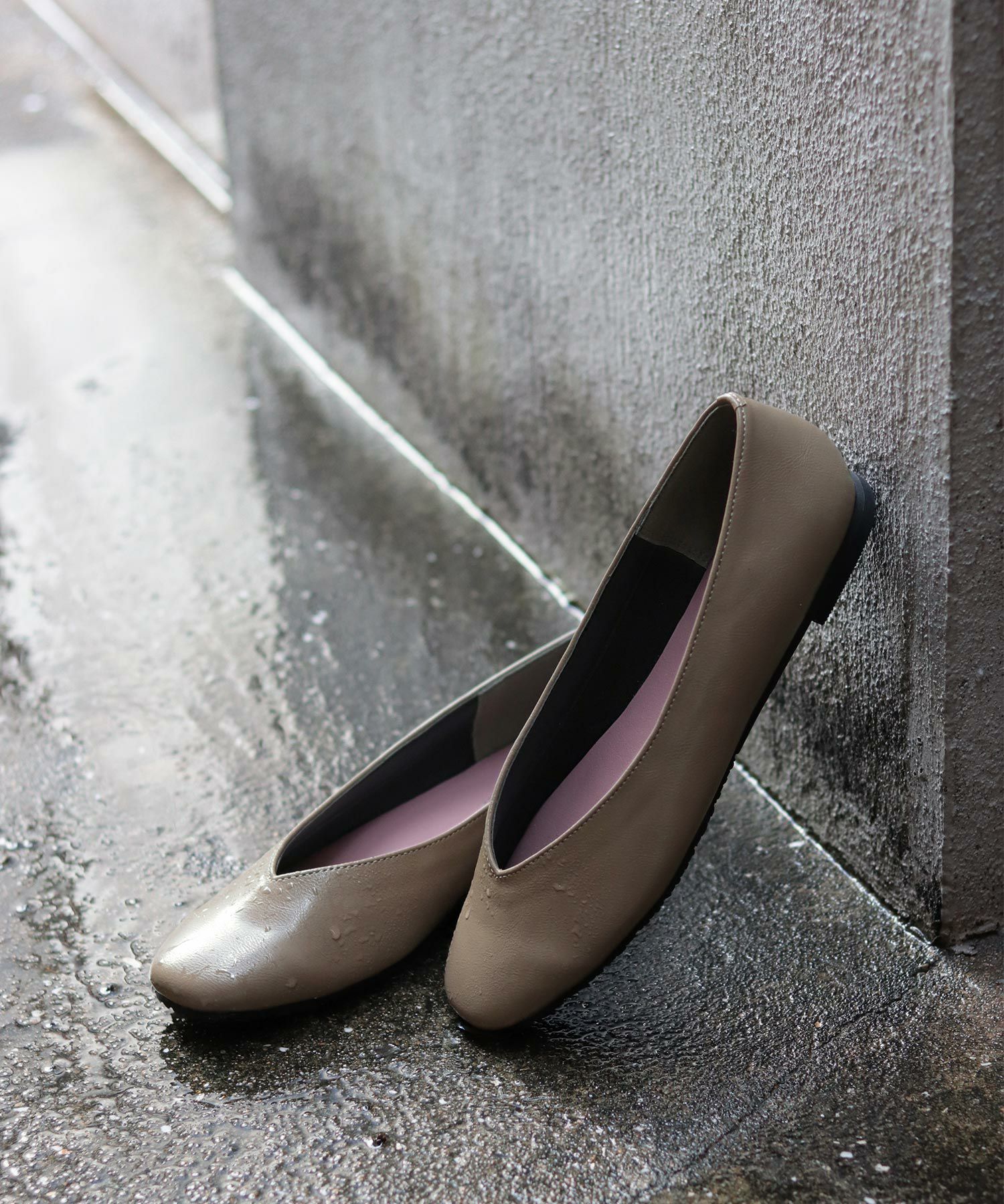 スクエアトゥのVカットフラットパンプス/レインシューズ