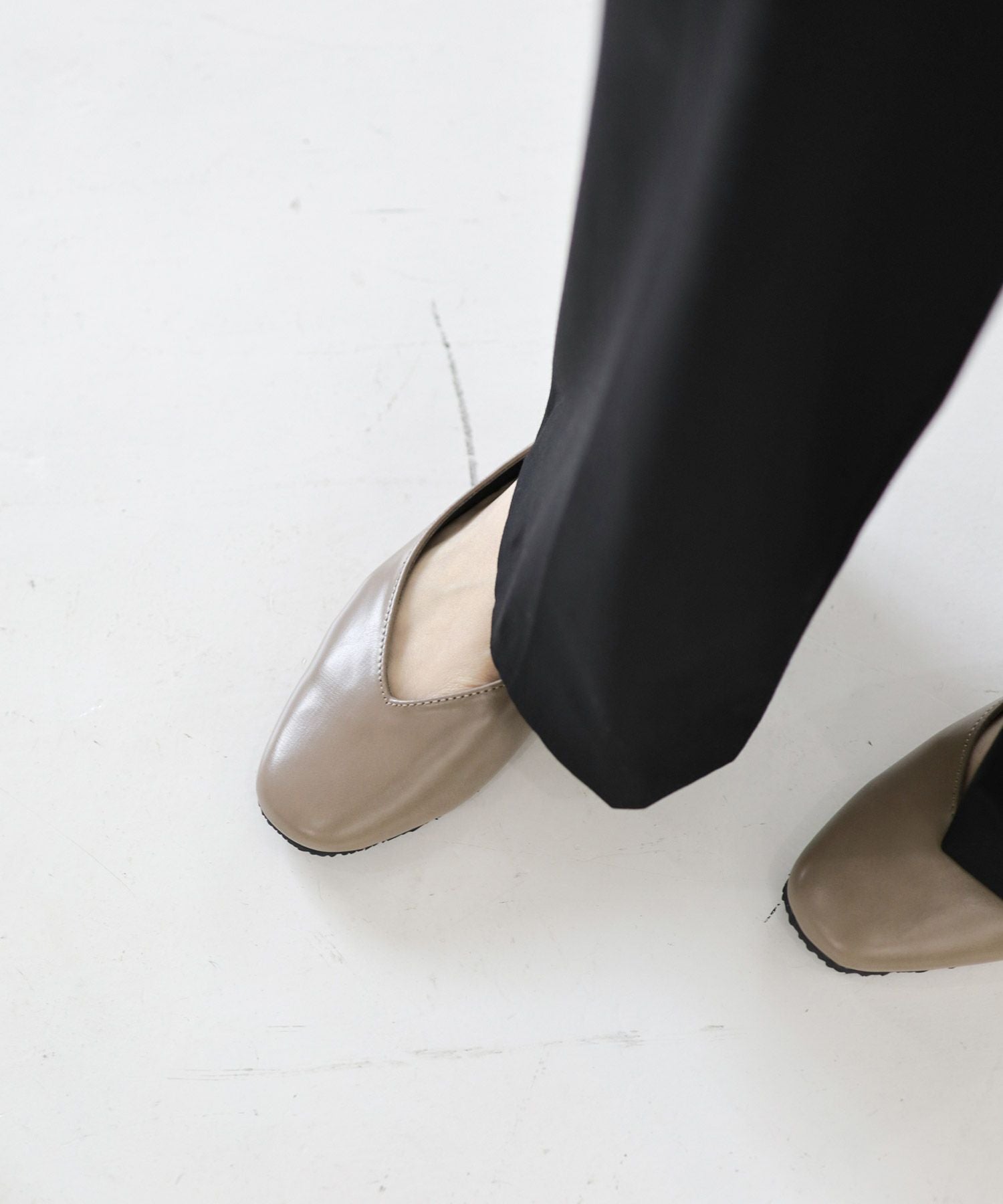 スクエアトゥのVカットフラットパンプス/レインシューズ