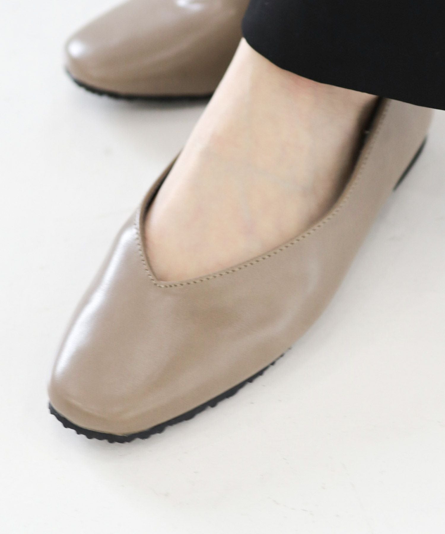 スクエアトゥのVカットフラットパンプス/レインシューズ