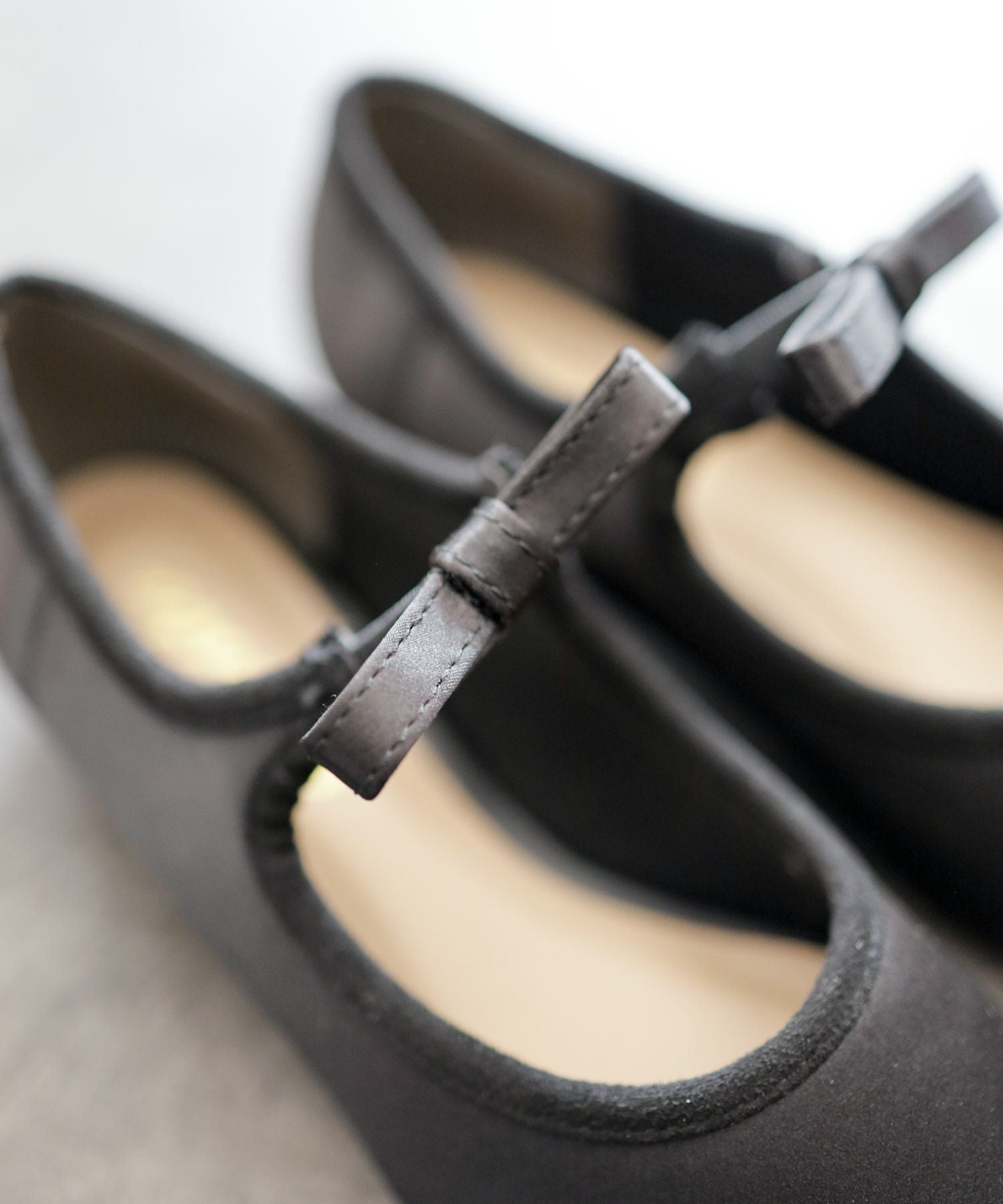 フロッキードットシースルーのリボンストラップローヒールパンプス 一部4月上旬入荷予定