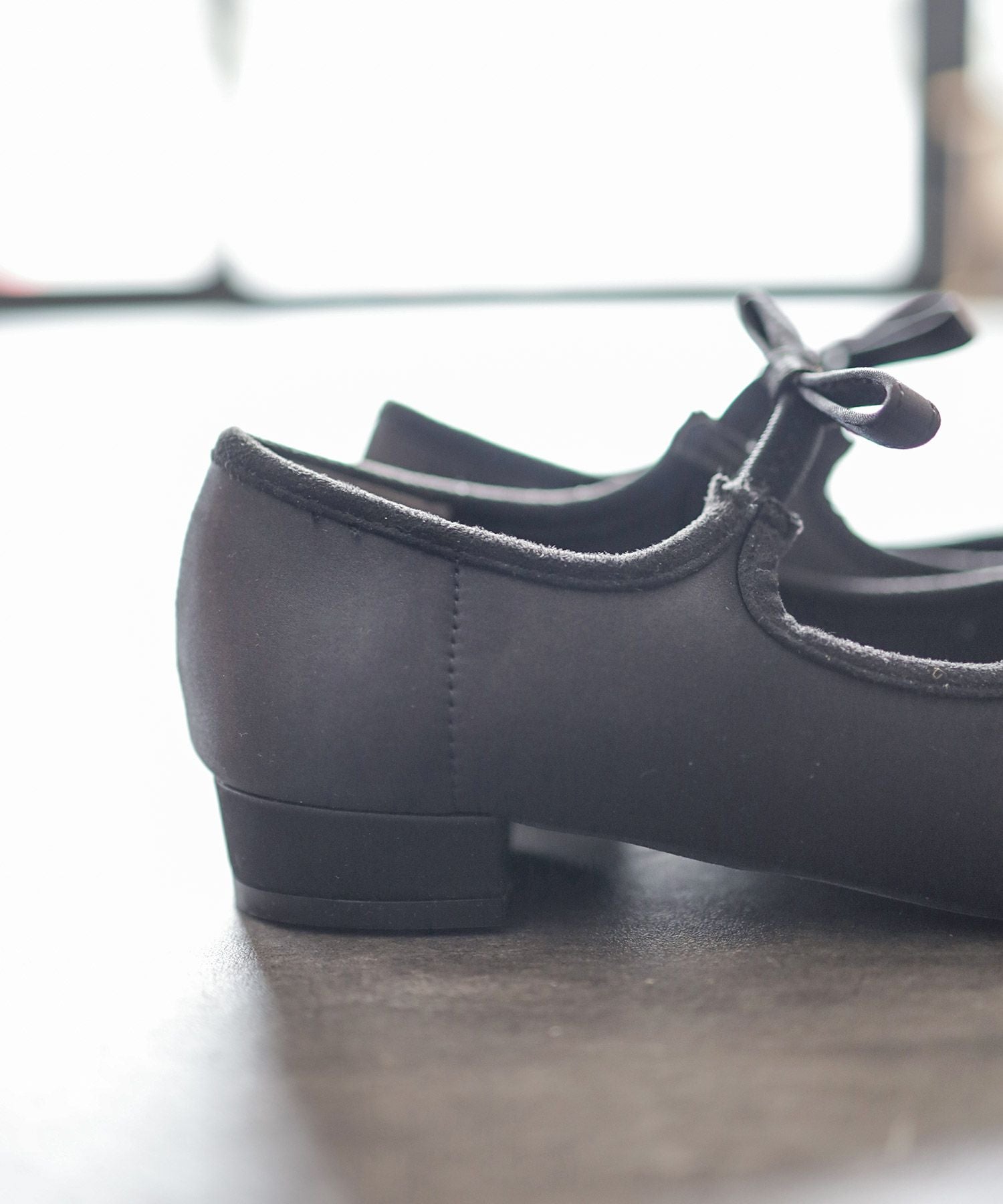 フロッキードットシースルーのリボンストラップローヒールパンプス 一部4月上旬入荷予定