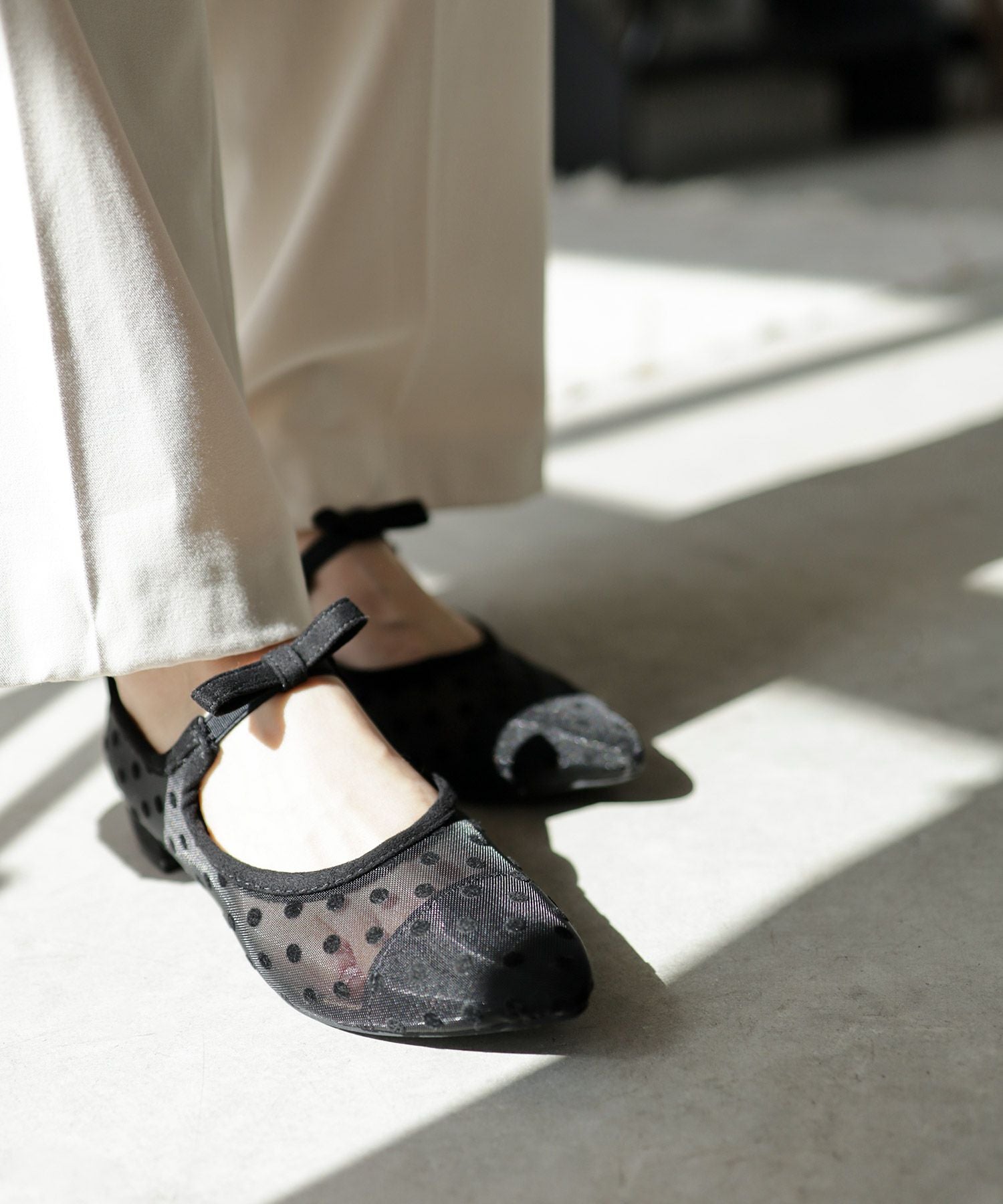 フロッキードットシースルーのリボンストラップローヒールパンプス 一部4月上旬入荷予定