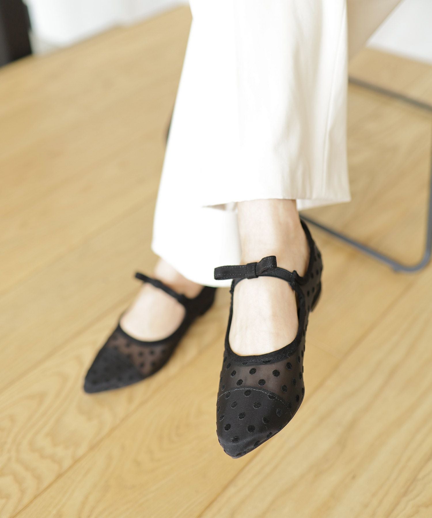 フロッキードットシースルーのリボンストラップローヒールパンプス 一部4月上旬入荷予定