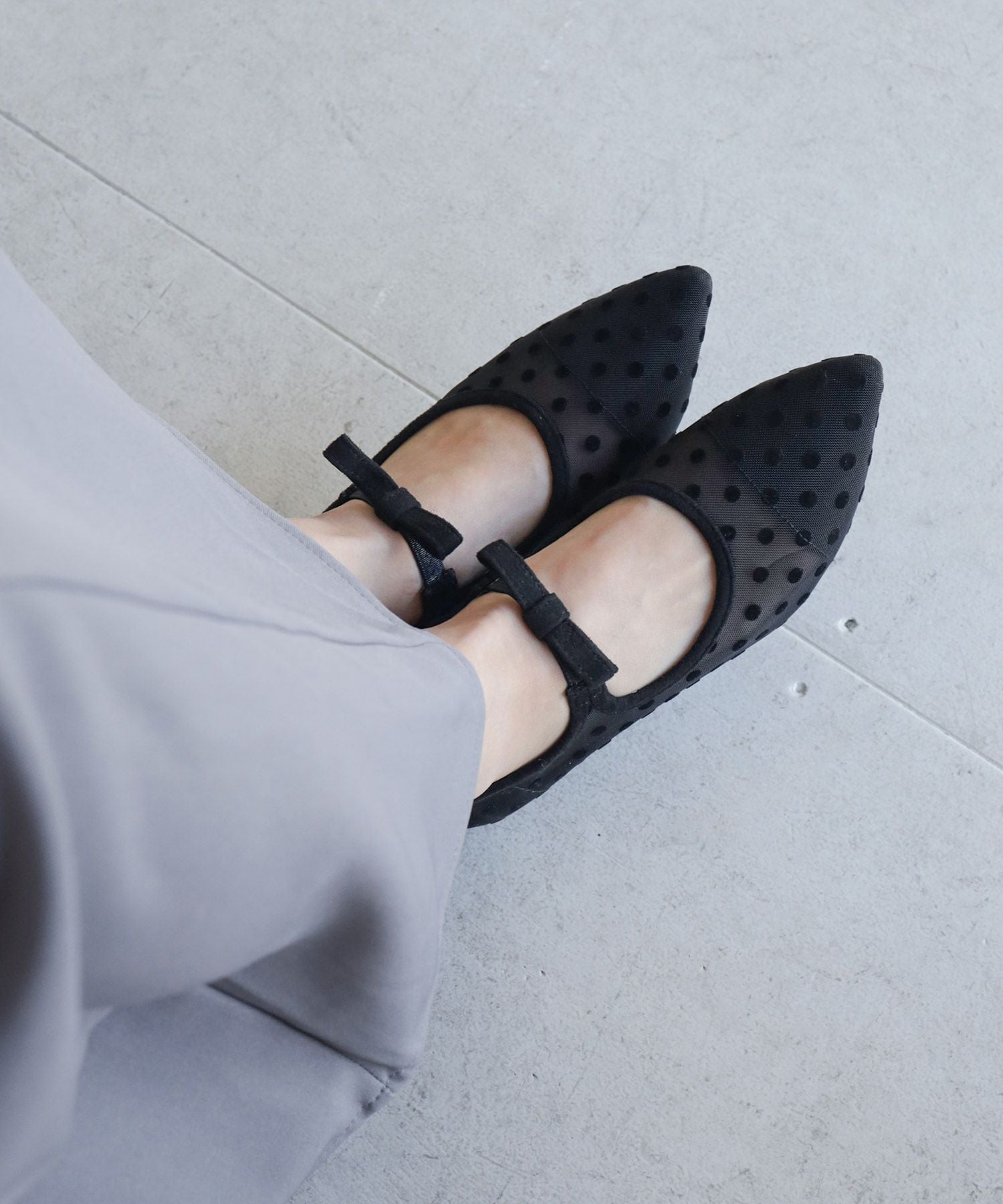 フロッキードットシースルーのリボンストラップローヒールパンプス 一部4月上旬入荷予定