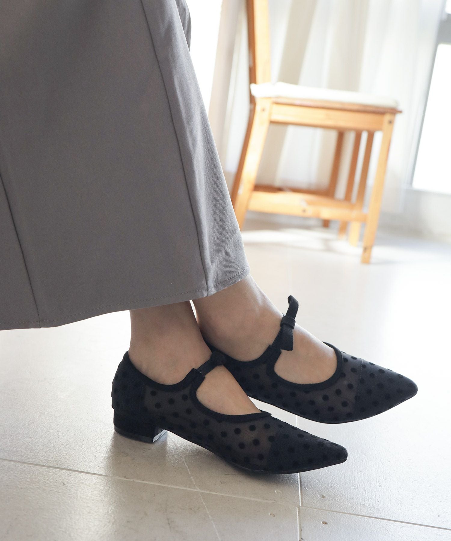 フロッキードットシースルーのリボンストラップローヒールパンプス 一部4月上旬入荷予定