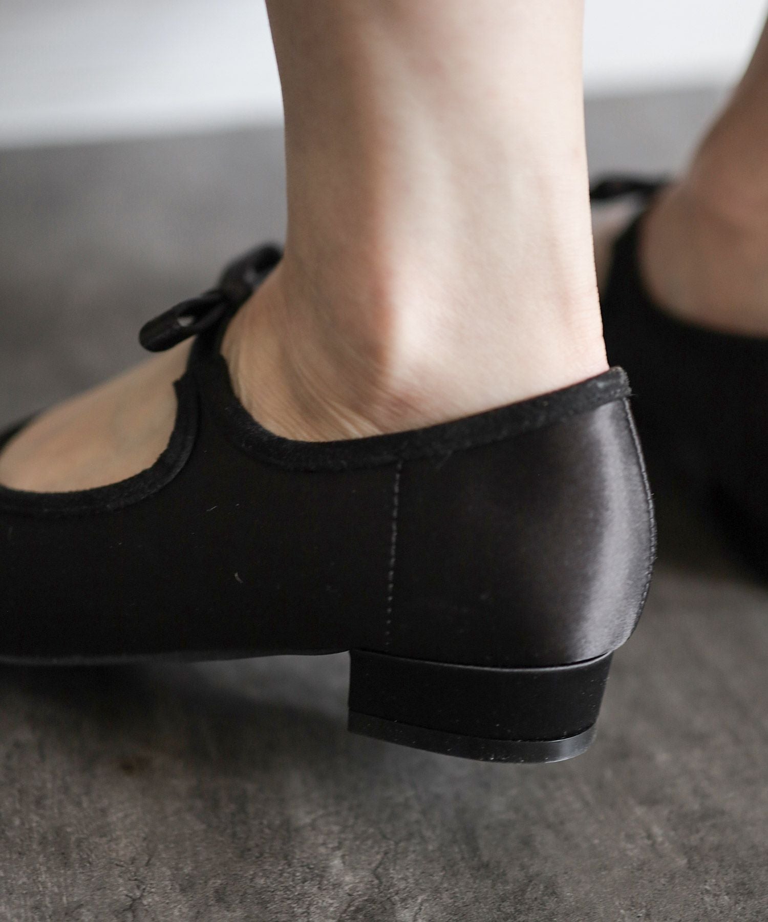 フロッキードットシースルーのリボンストラップローヒールパンプス 一部4月上旬入荷予定