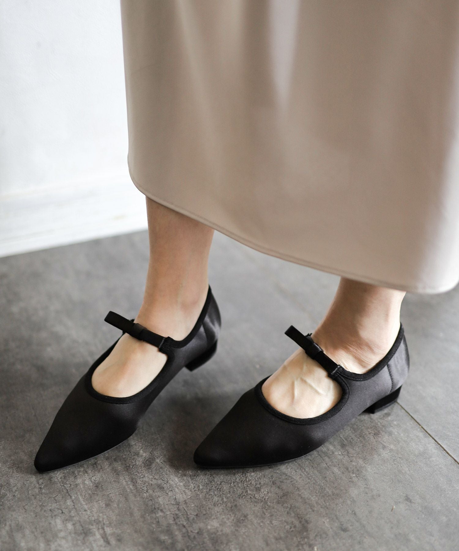 フロッキードットシースルーのリボンストラップローヒールパンプス 一部4月上旬入荷予定