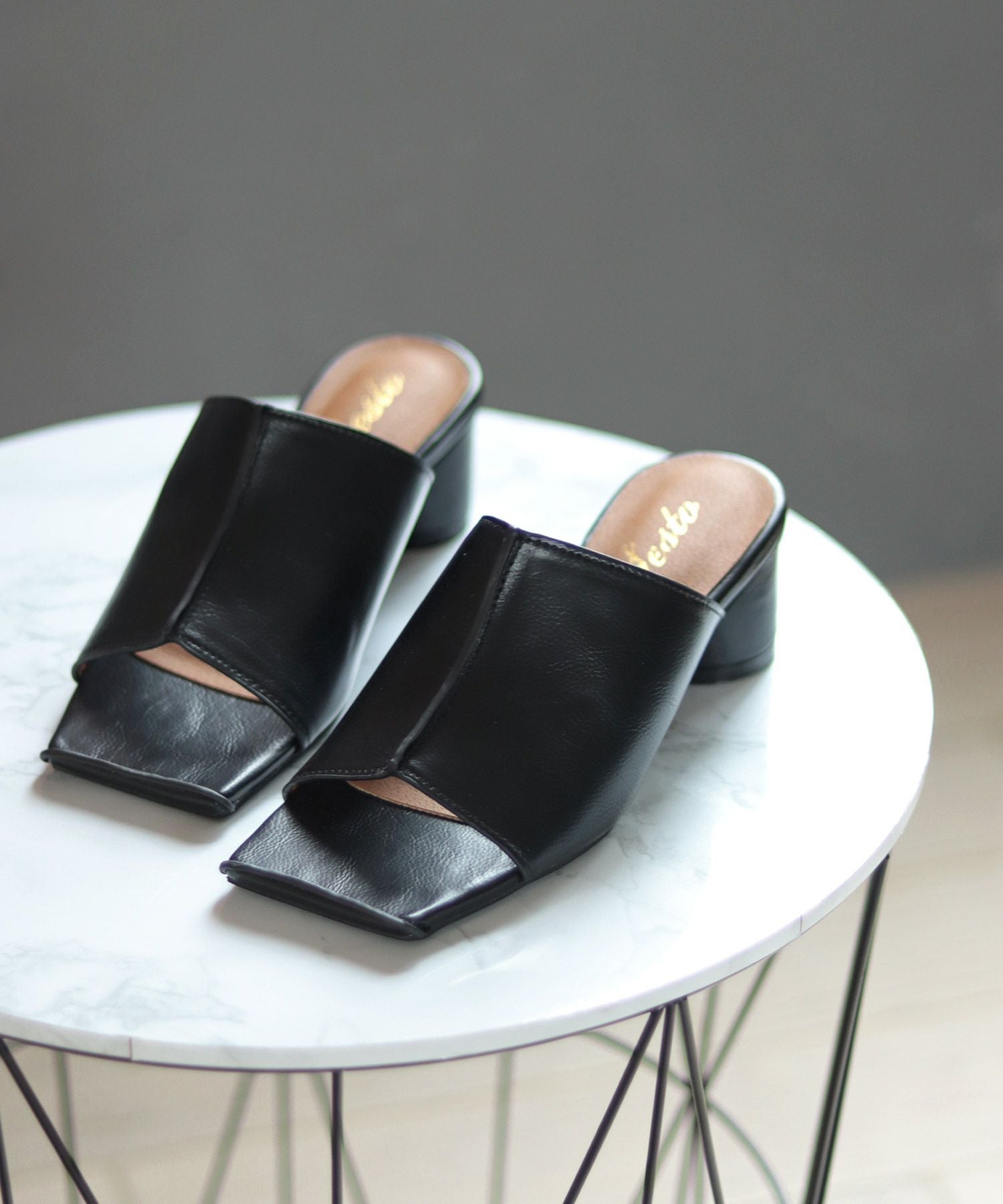 サークルヒールスクエアトゥミュールサンダル