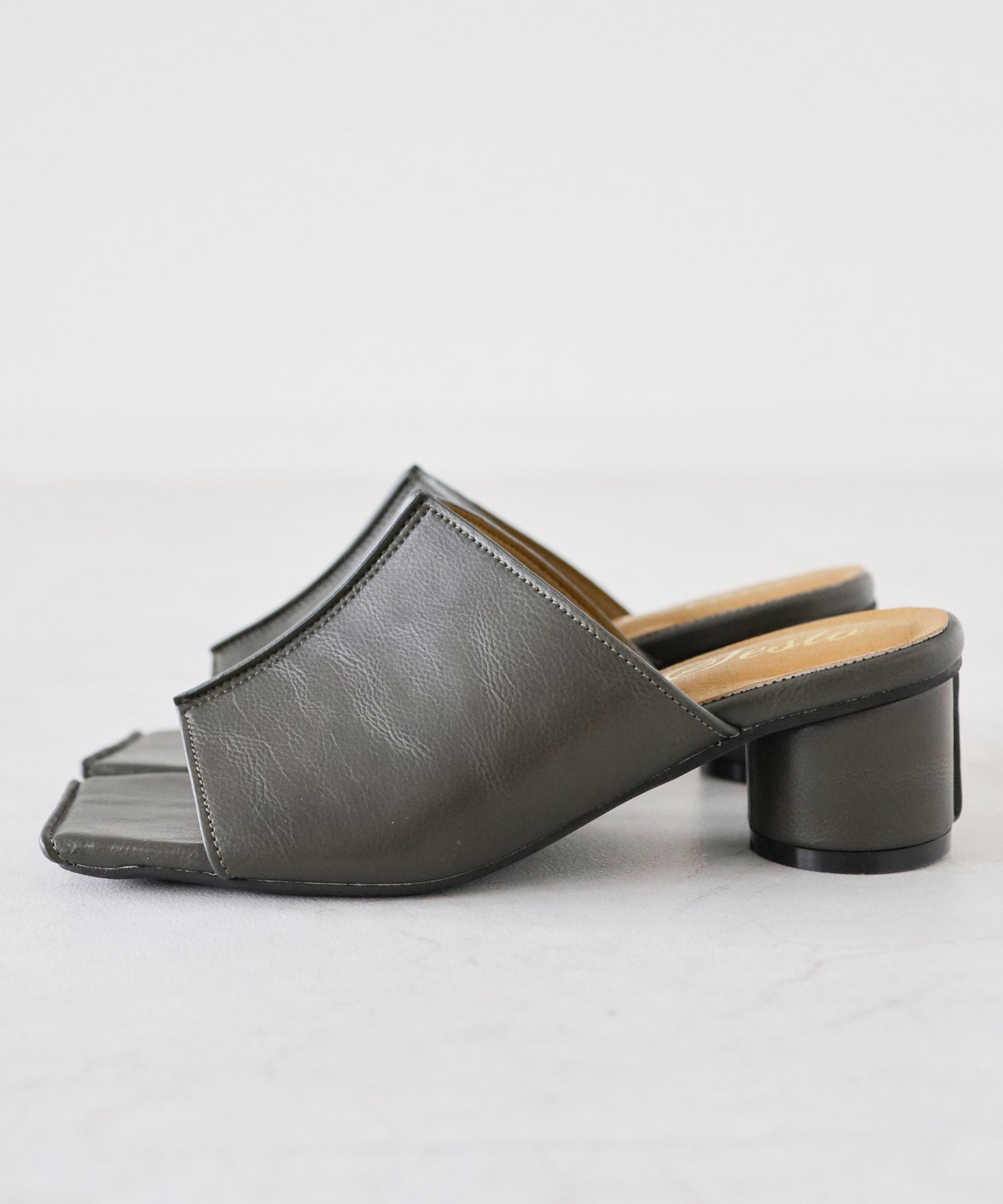 サークルヒールスクエアトゥミュールサンダル