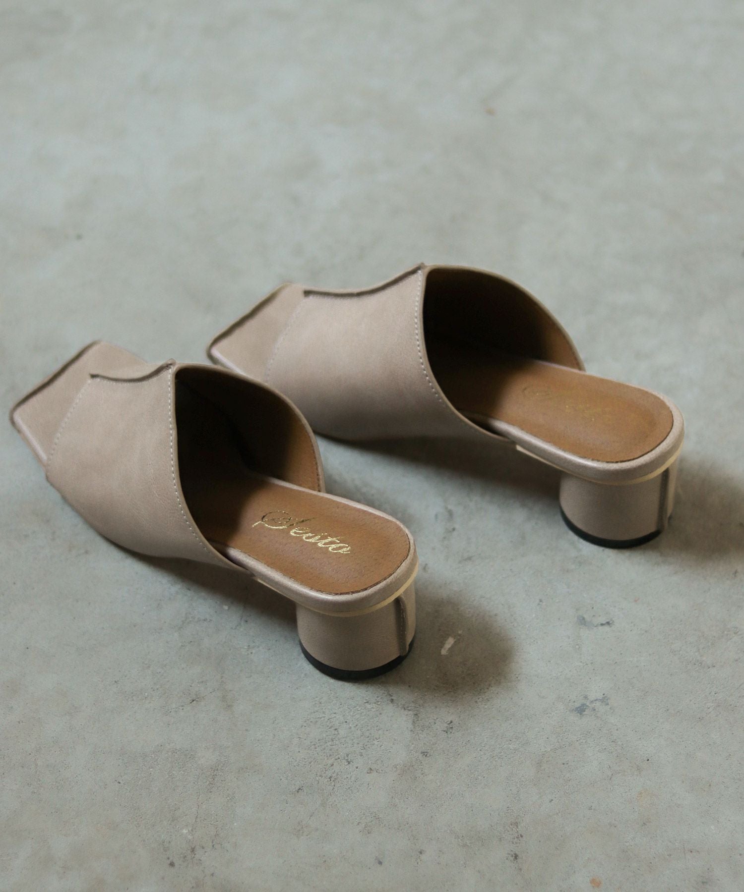 サークルヒールスクエアトゥミュールサンダル