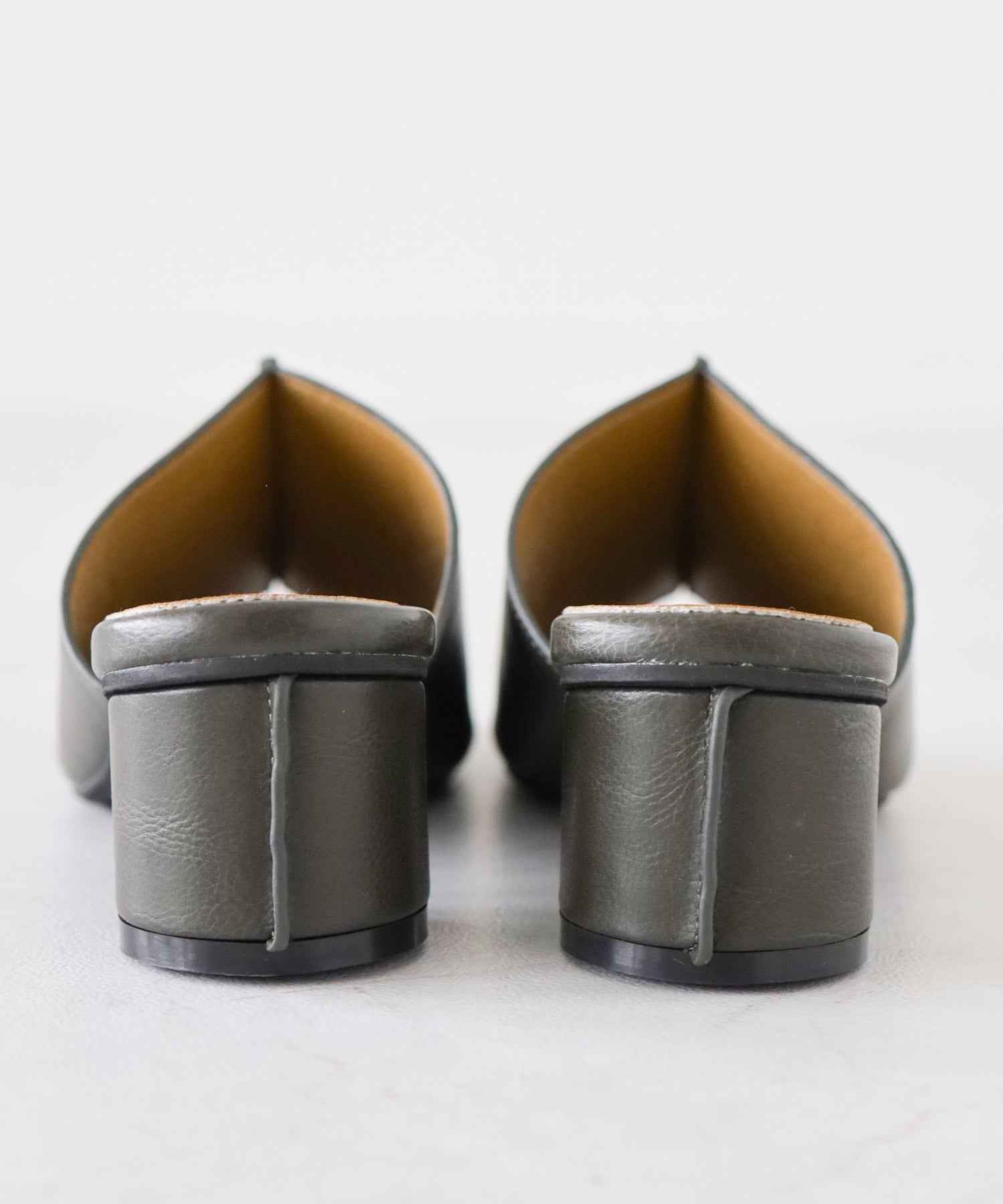 サークルヒールスクエアトゥミュールサンダル