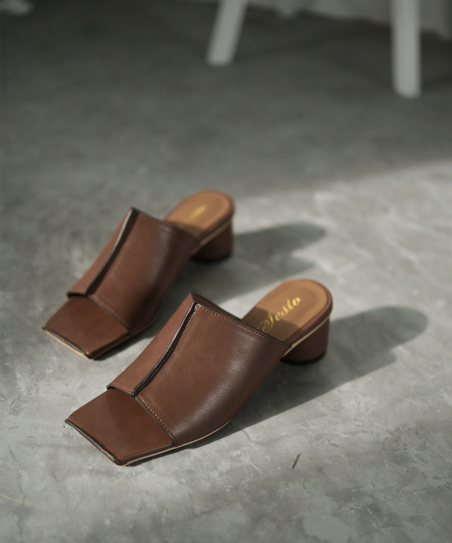 サークルヒールスクエアトゥミュールサンダル