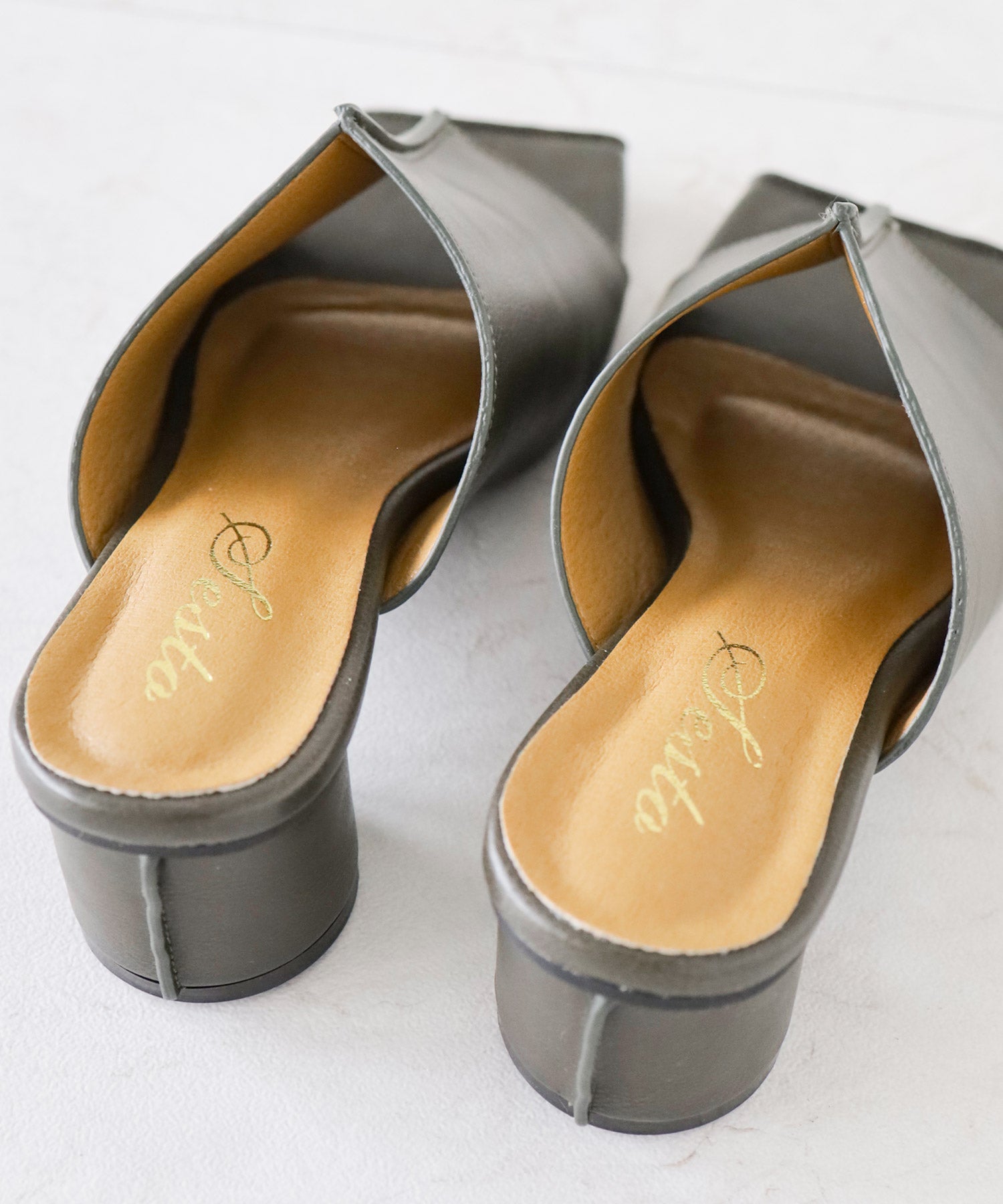 サークルヒールスクエアトゥミュールサンダル