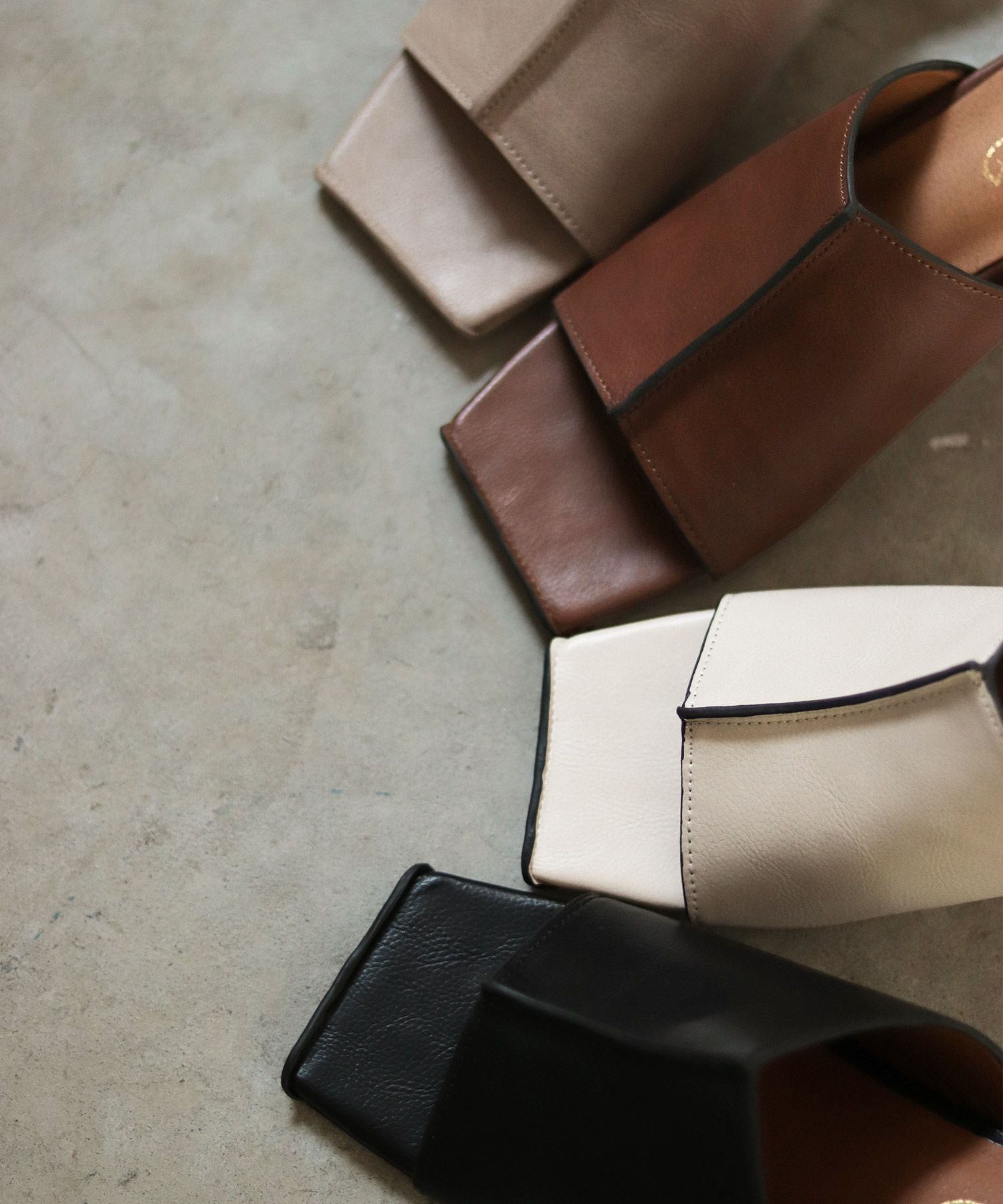 サークルヒールスクエアトゥミュールサンダル