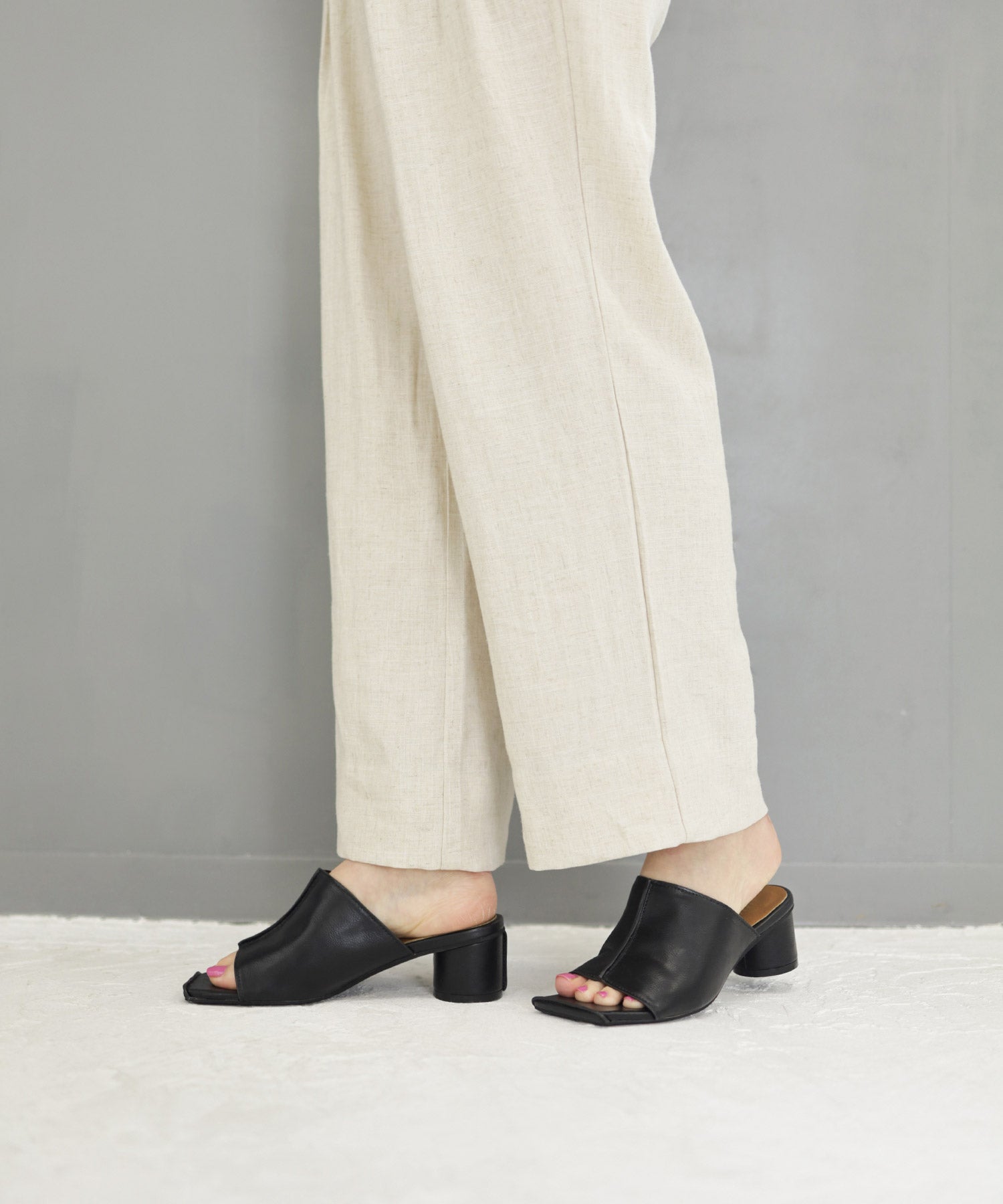 サークルヒールスクエアトゥミュールサンダル