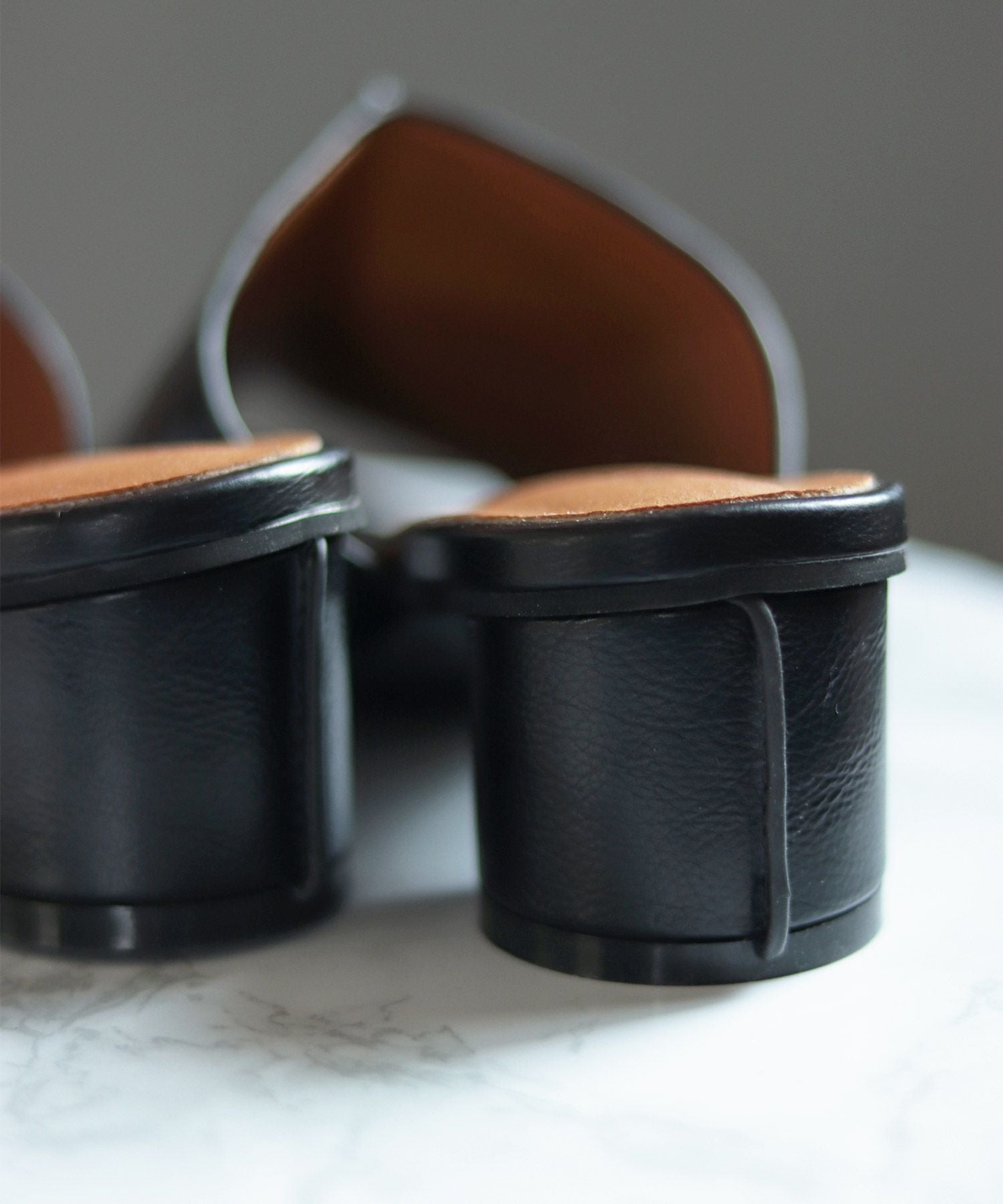 サークルヒールスクエアトゥミュールサンダル